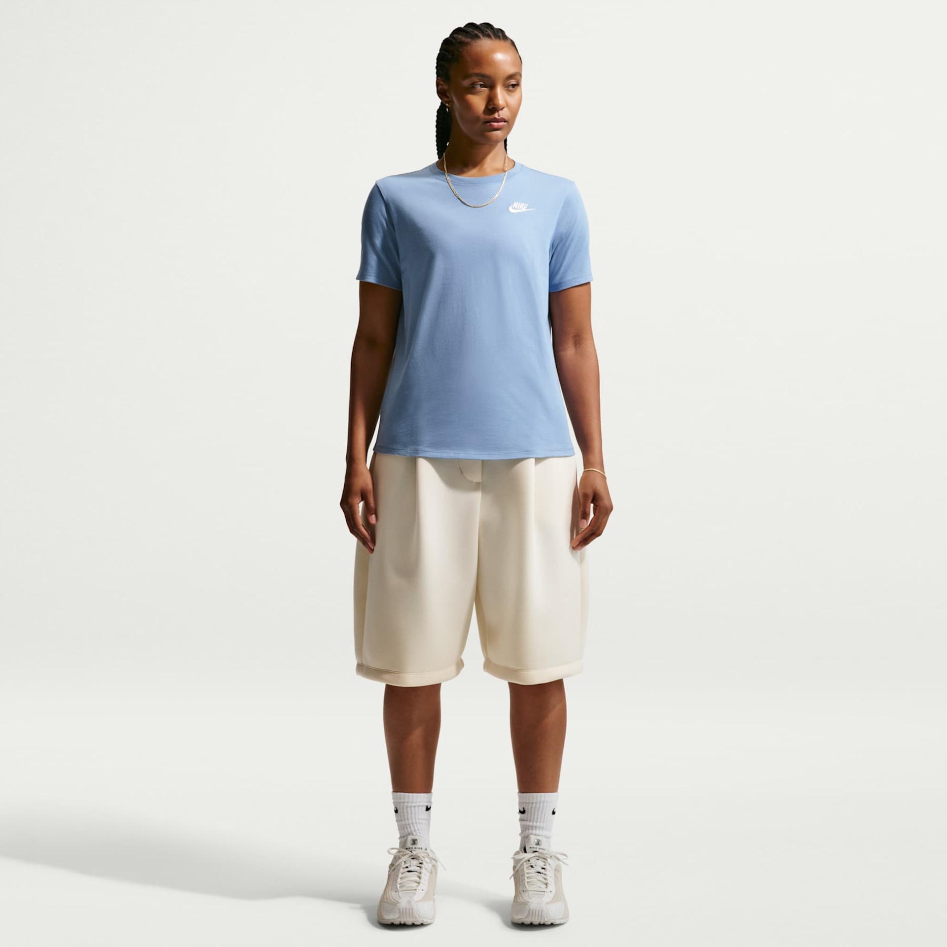 Camiseta Nike Sportswear Club Essentials Feminina - Foto 4
