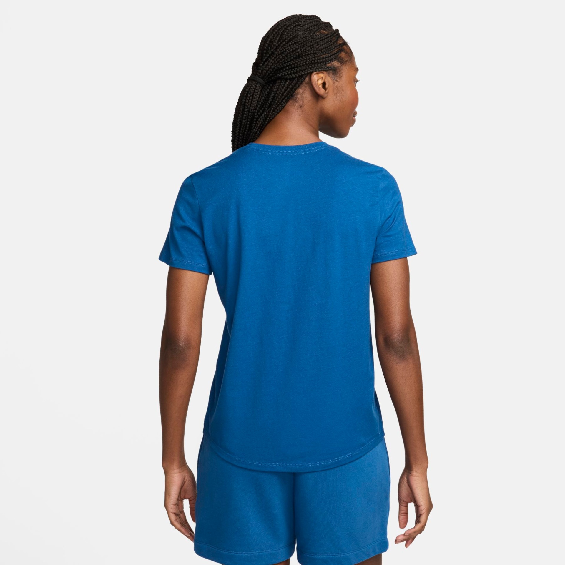 Camiseta Nike Sportswear Club Essentials Feminina - Foto 2