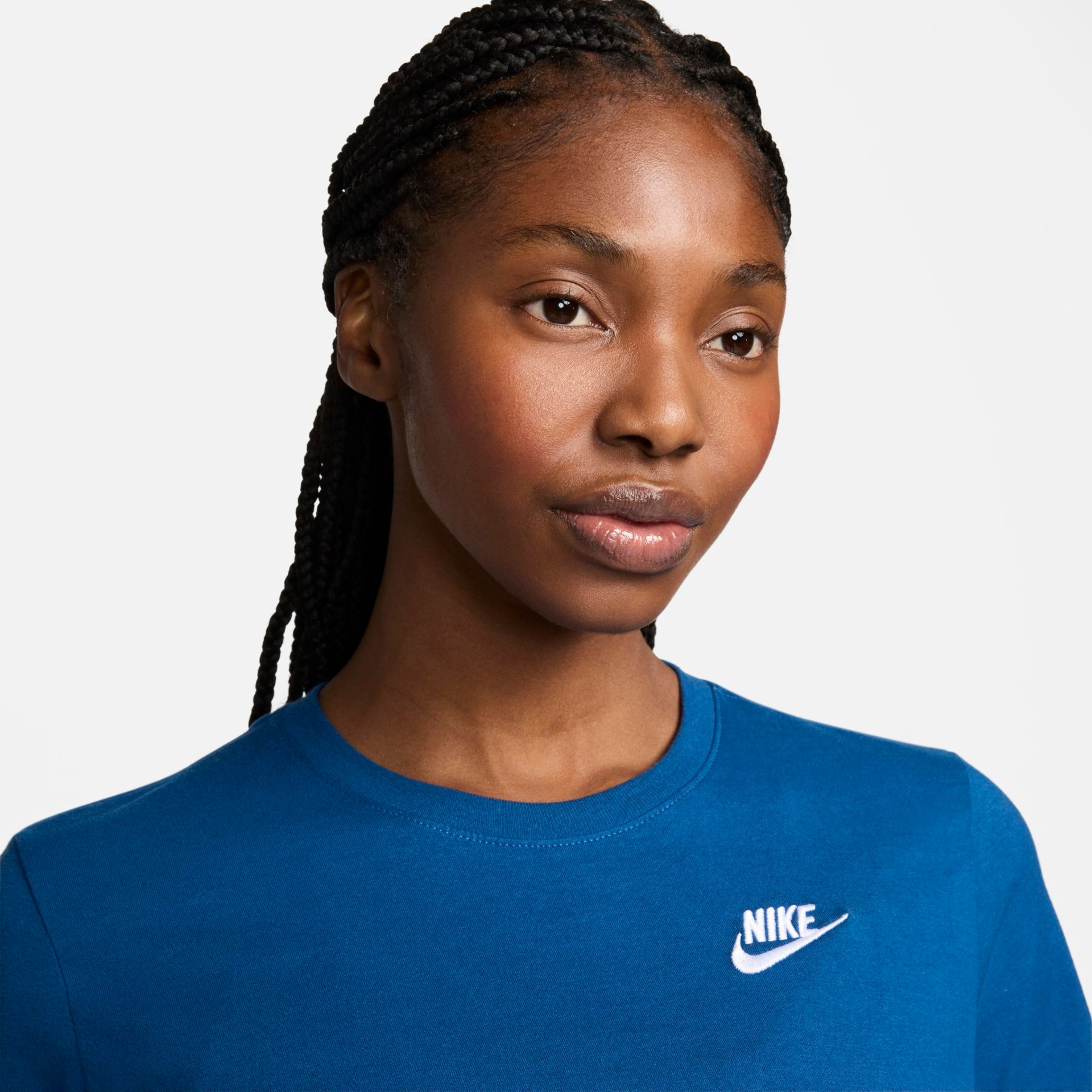 Camiseta Nike Sportswear Club Essentials Feminina - Foto 3