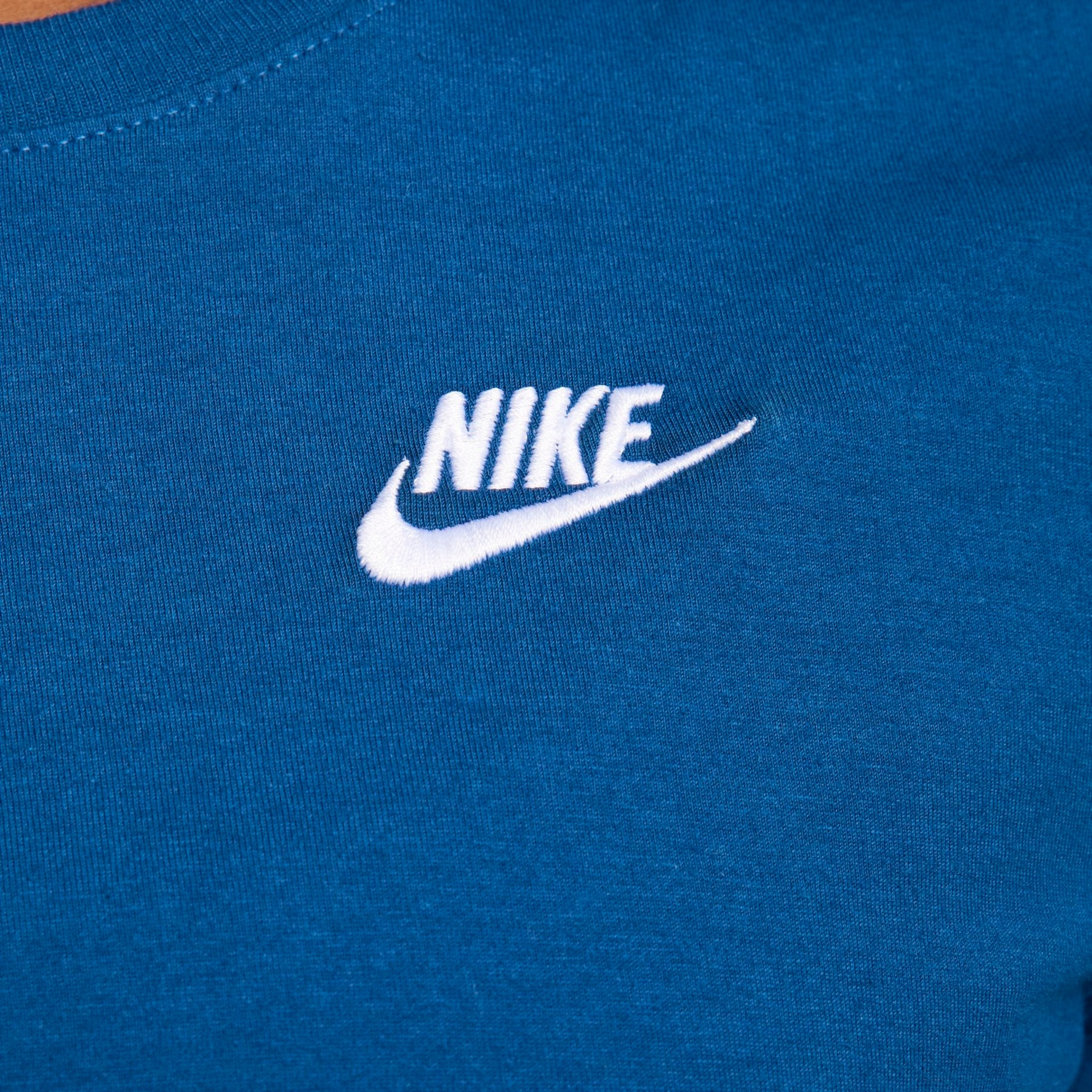 Camiseta Nike Sportswear Club Essentials Feminina - Foto 4