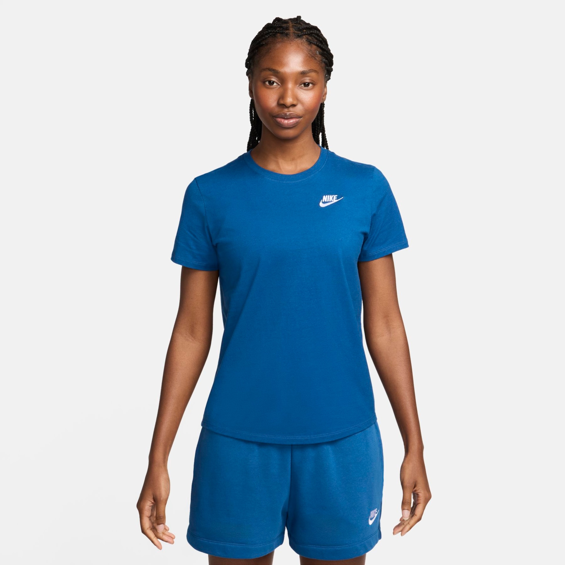 Camiseta Nike Sportswear Club Essentials Feminina - Foto 1