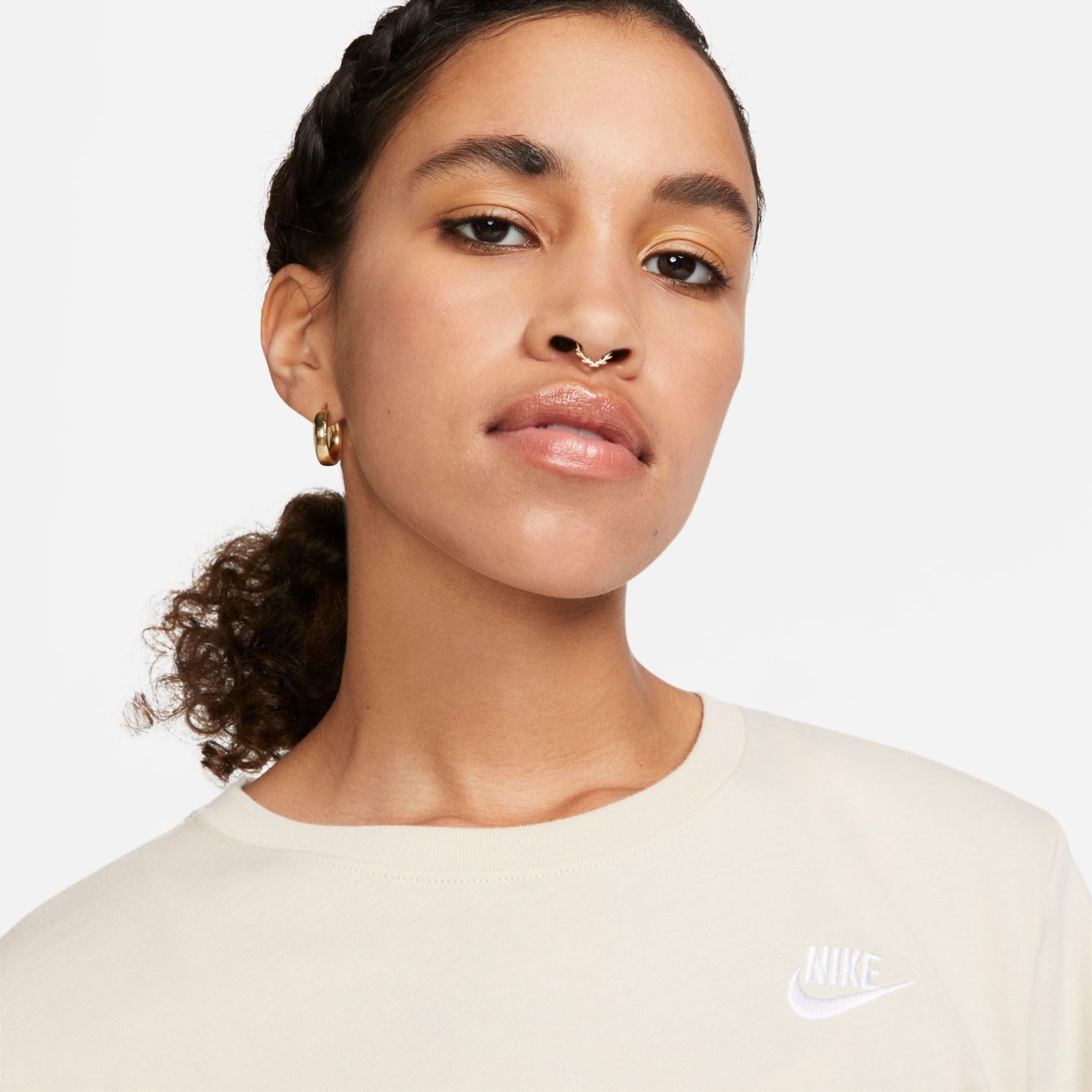 Camiseta Nike Sportswear Club Essentials Feminina - Foto 3