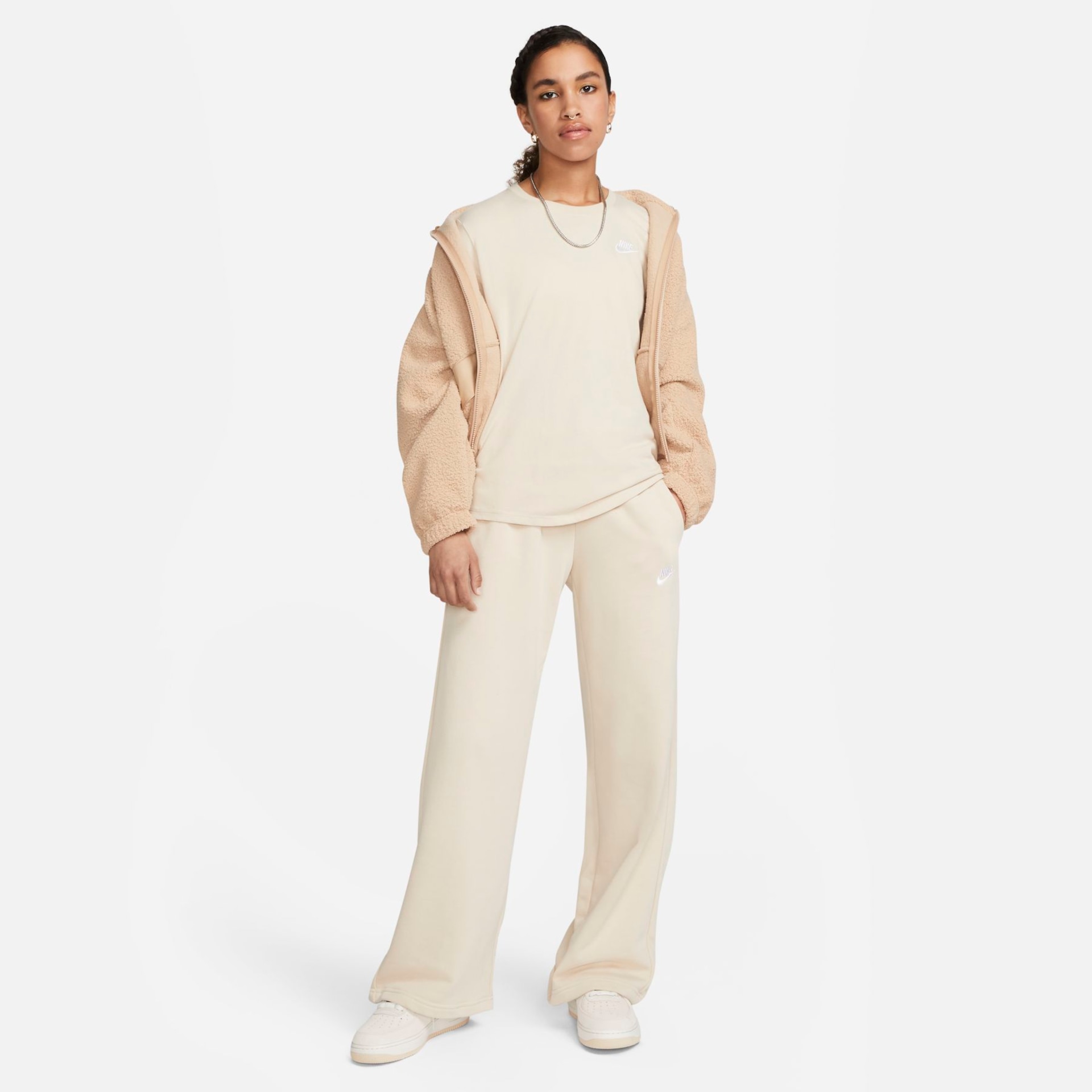 Camiseta Nike Sportswear Club Essentials Feminina - Foto 5