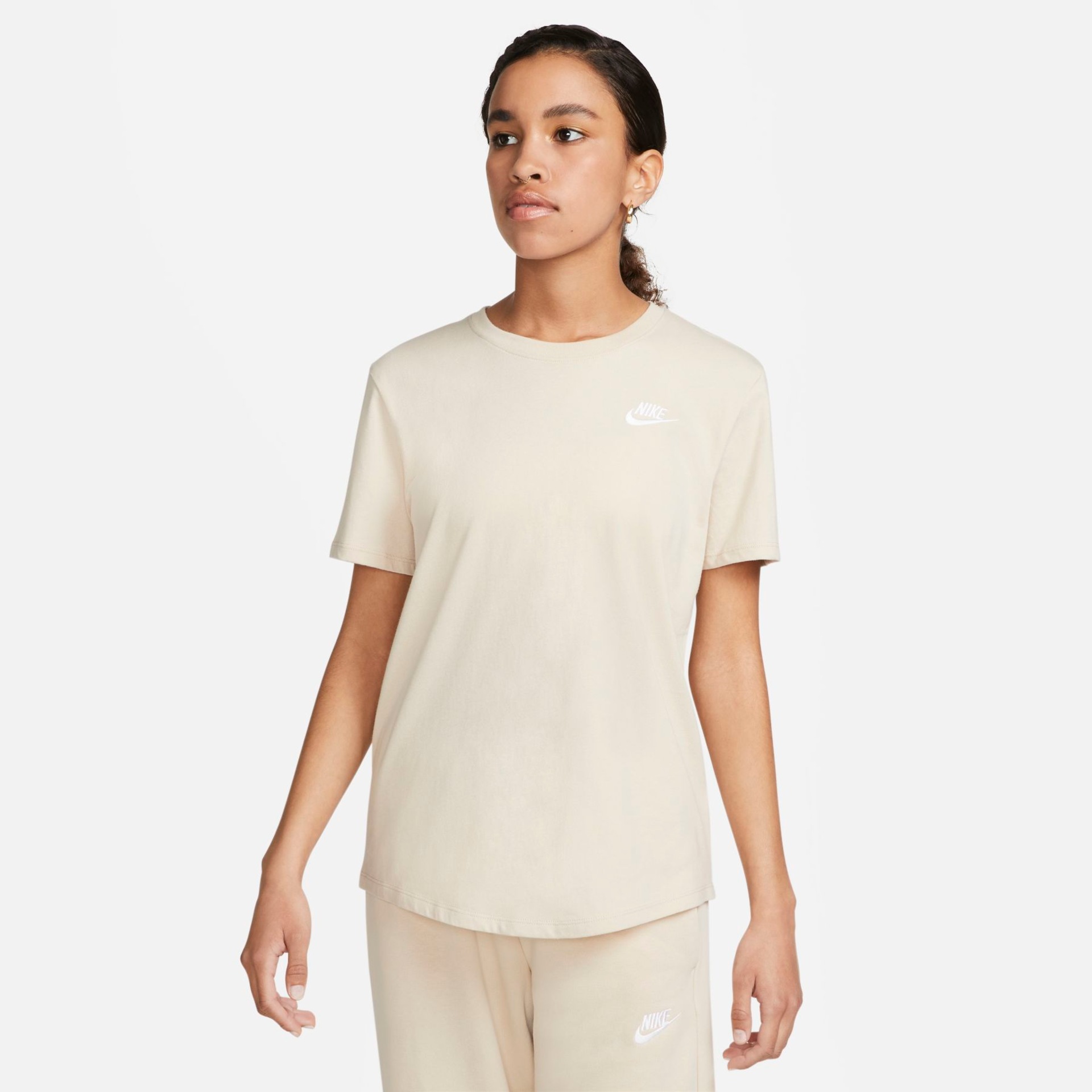 Camiseta Nike Sportswear Club Essentials Feminina - Foto 1