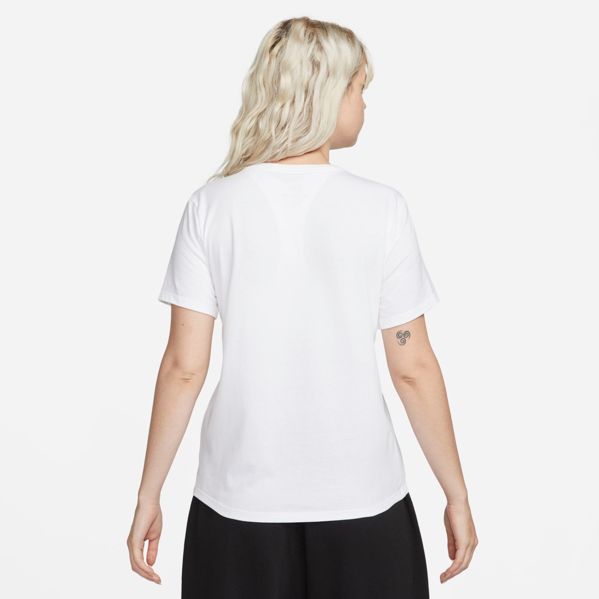 Camiseta Nike Sportswear Club Essentials Feminina - Foto 2