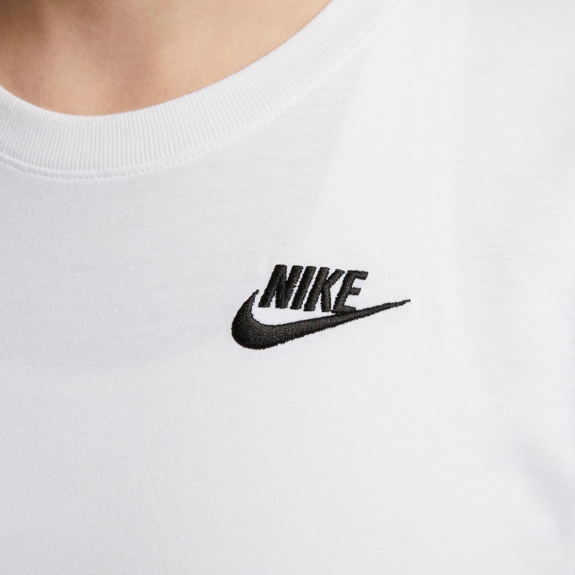 Camiseta Nike Sportswear Club Essentials Feminina - Foto 4