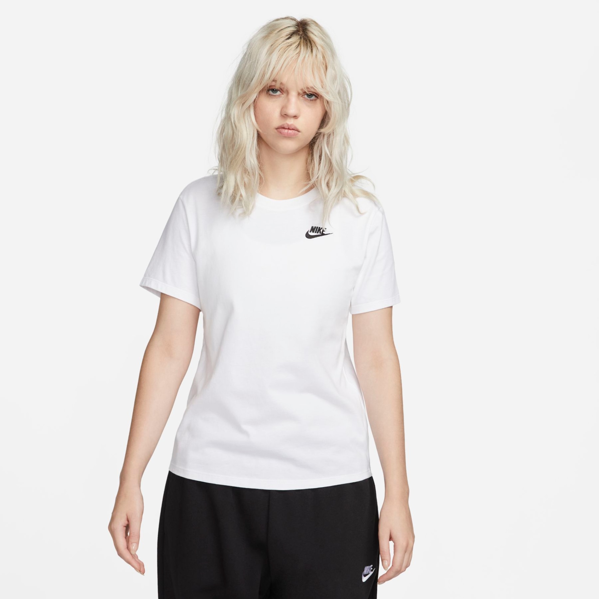 Camiseta Nike Sportswear Club Essentials Feminina - Foto 1