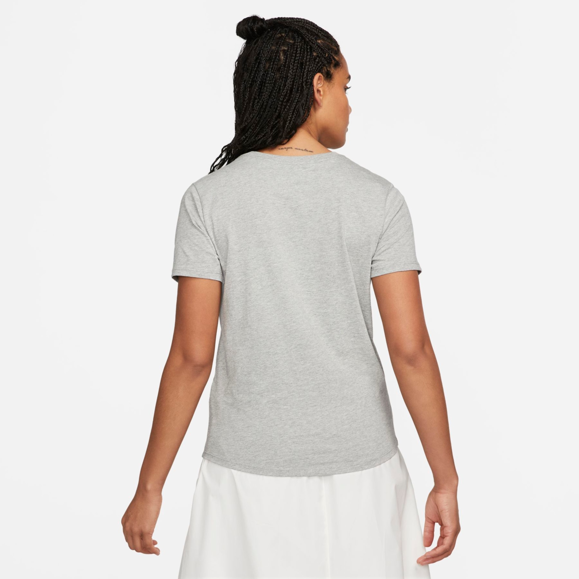 Camiseta Nike Sportswear Club Essentials Feminina - Foto 2
