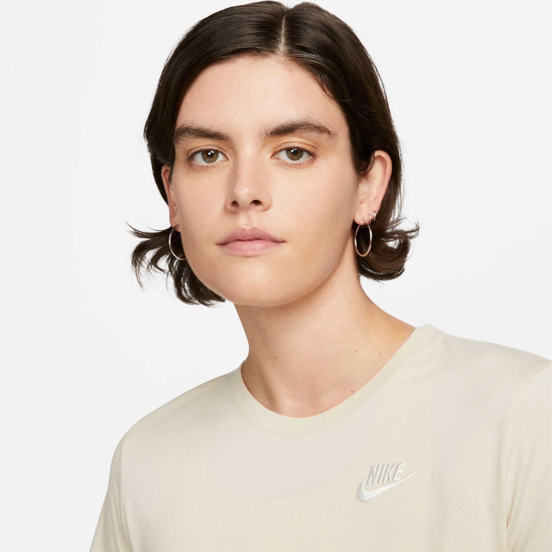 Camiseta Nike Sportswear Club Essentials Feminina - Foto 3