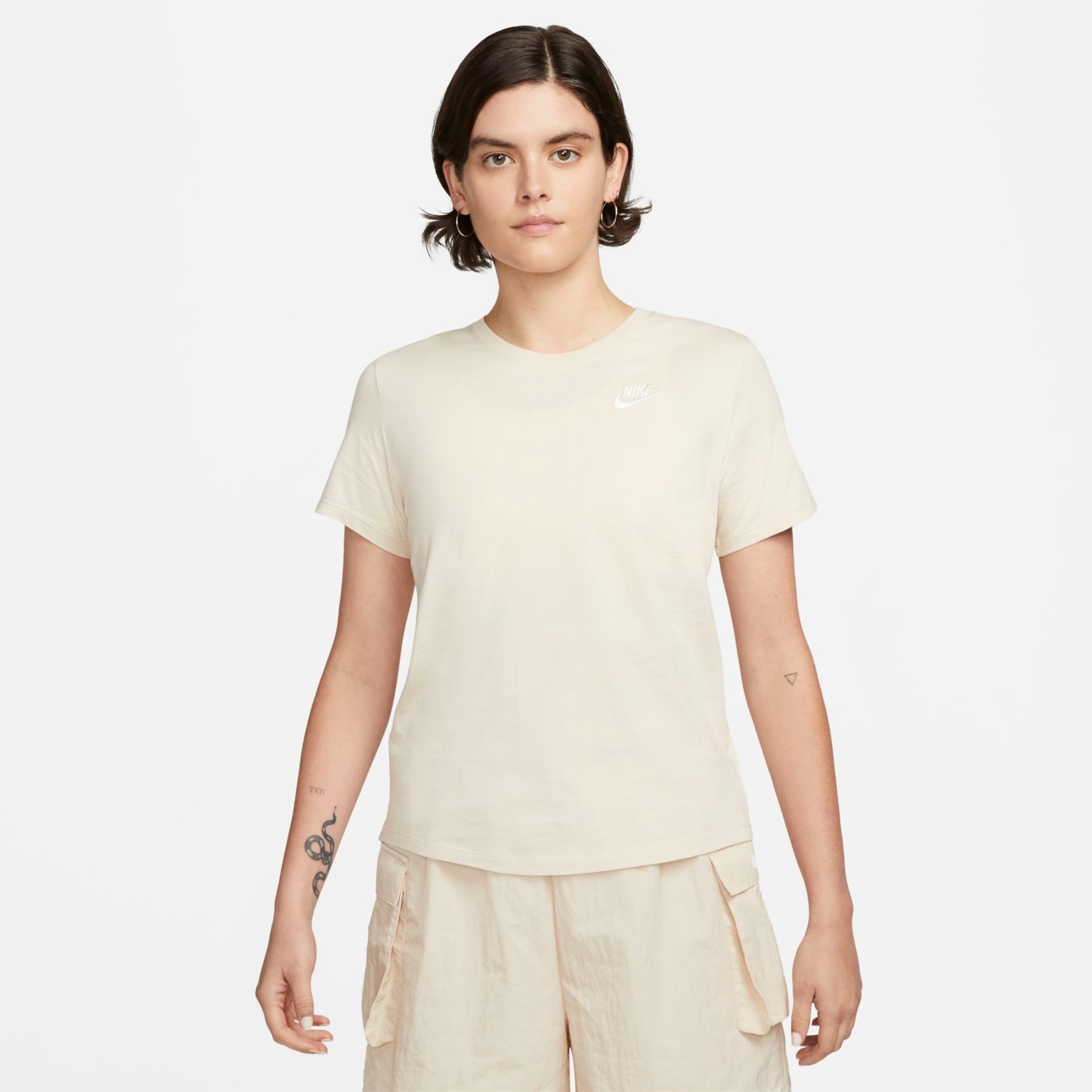 Camiseta Nike Sportswear Club Essentials Feminina - Foto 1