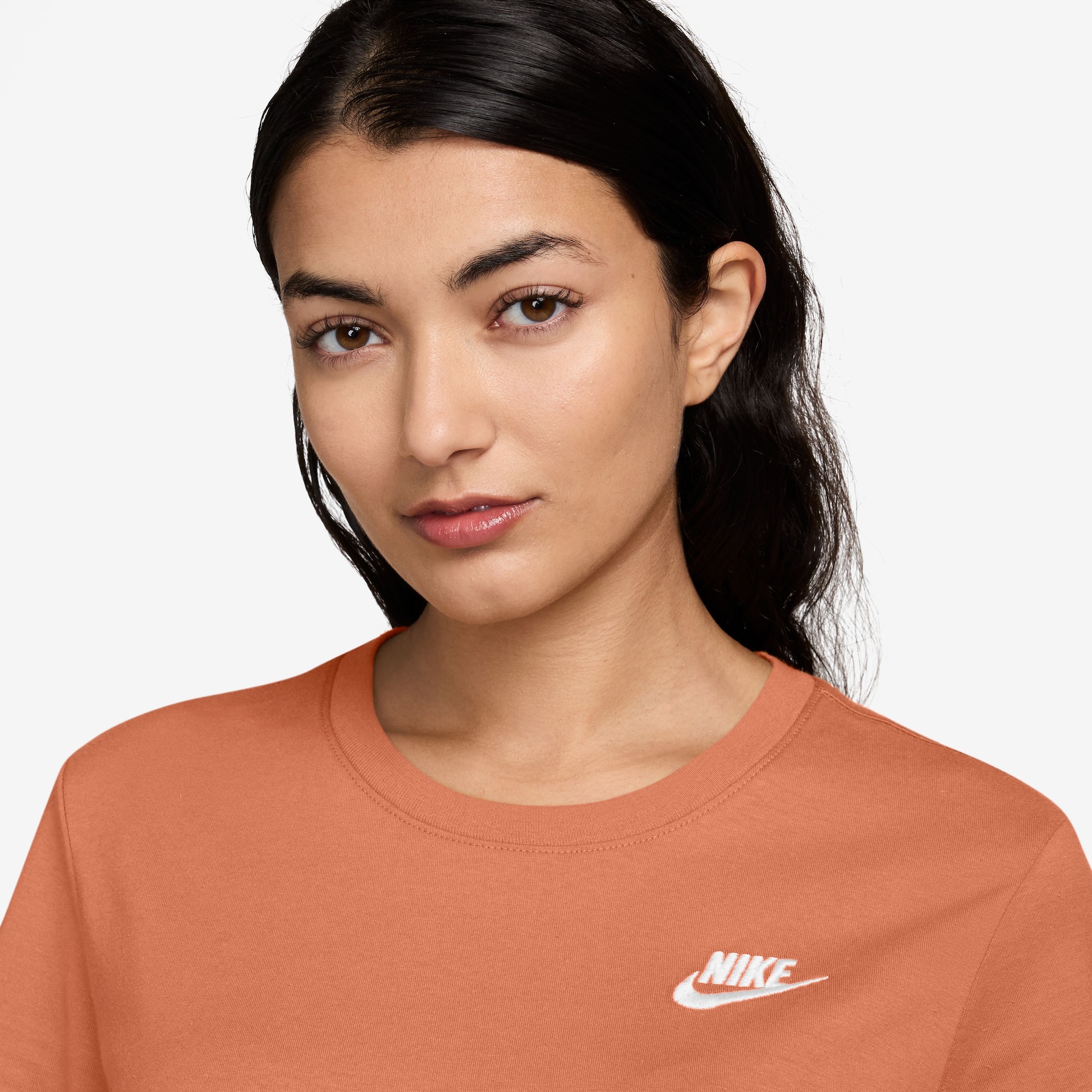 Camiseta Nike Sportswear Club Essentials Feminina - Foto 2