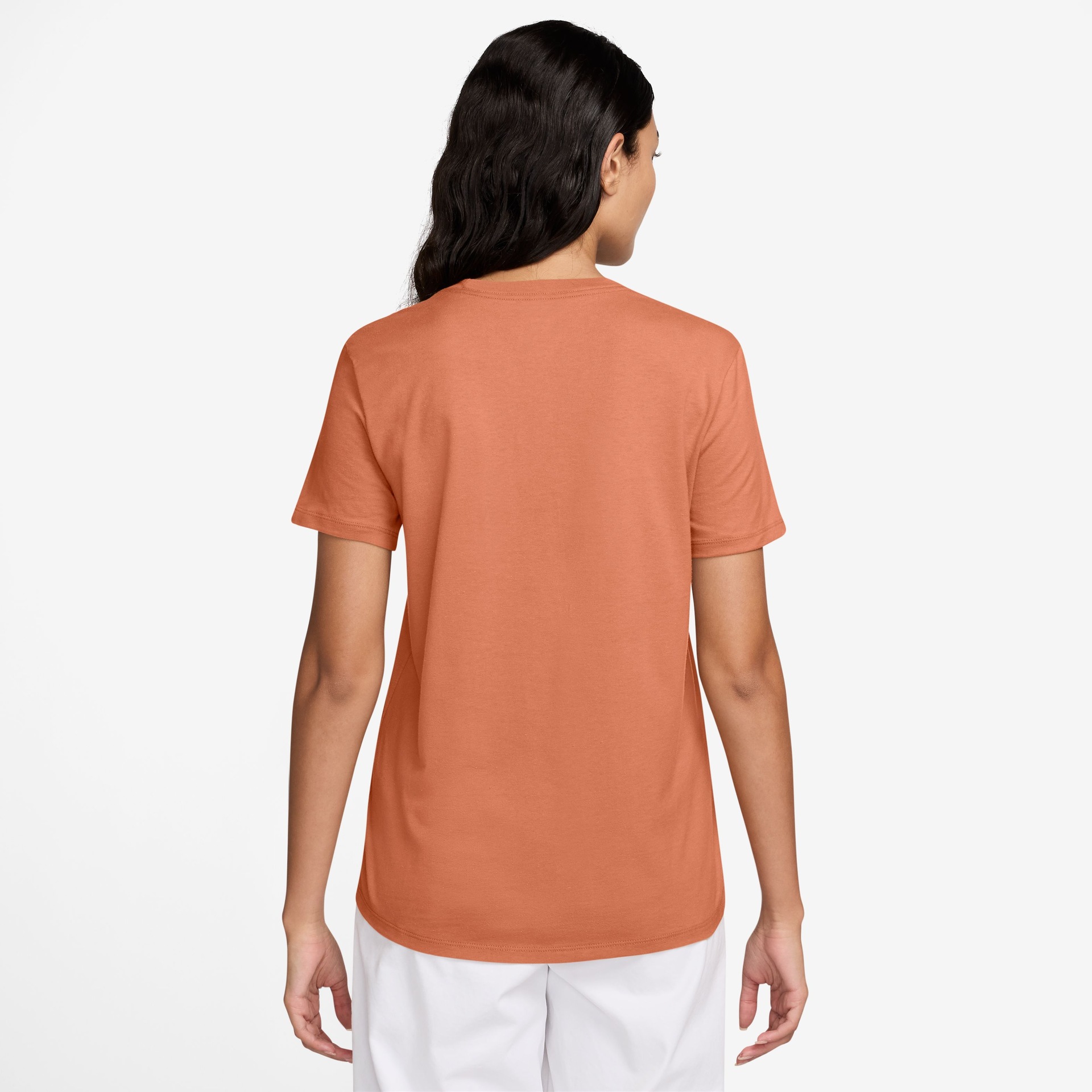 Camiseta Nike Sportswear Club Essentials Feminina - Foto 3