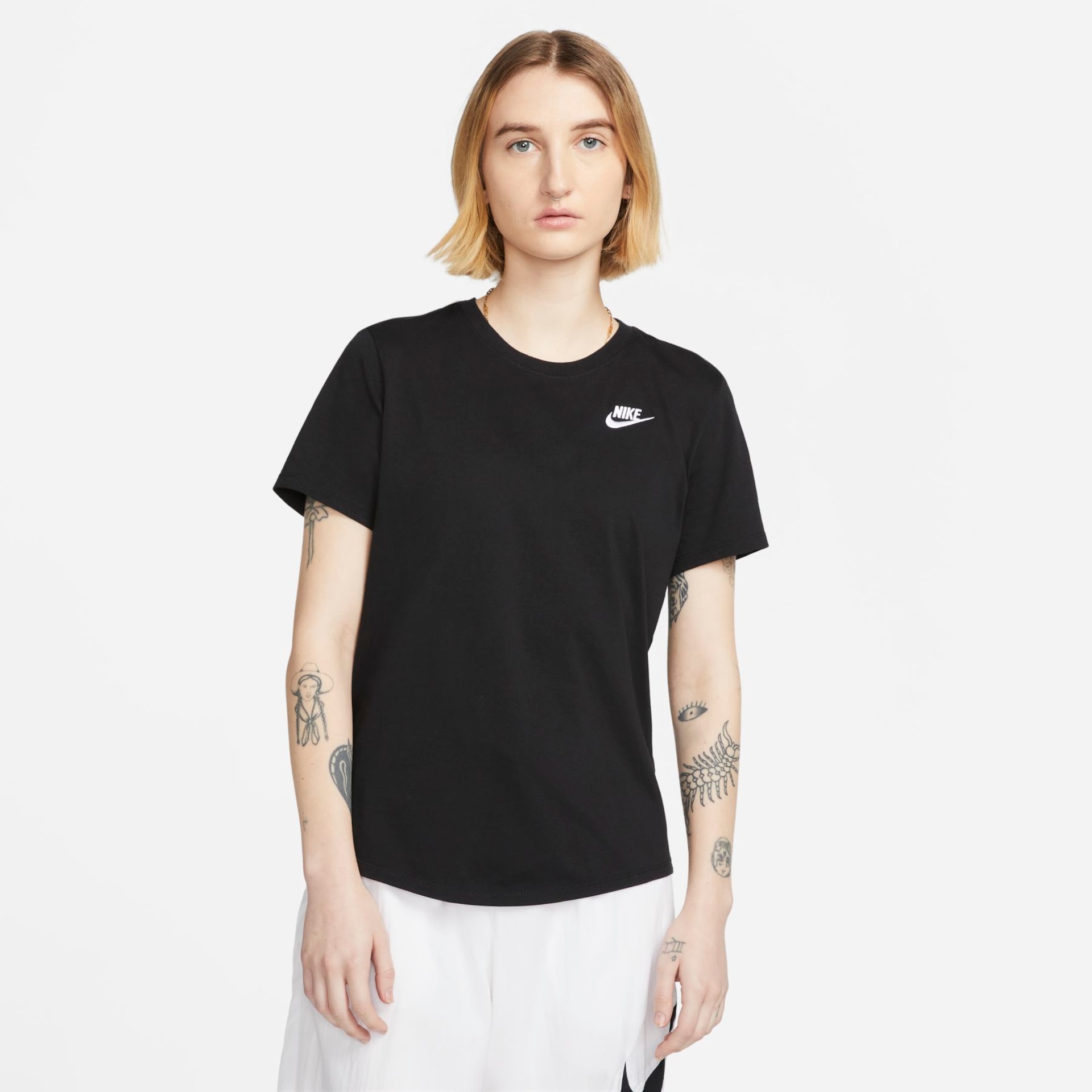 Camiseta Nike Sportswear Club Essentials Feminina - Foto 1