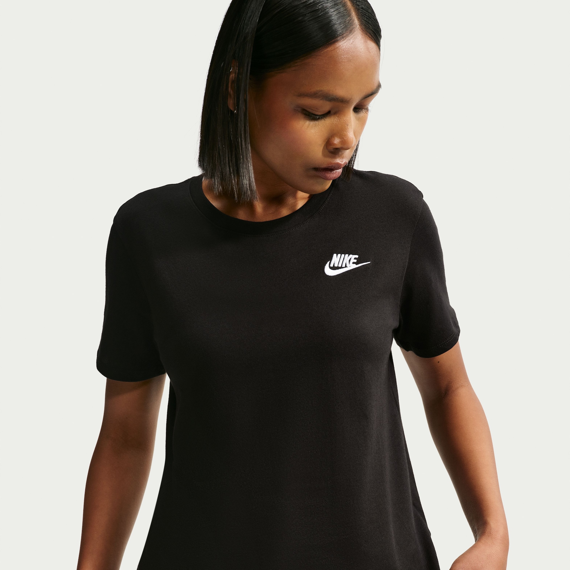 Camiseta Nike Sportswear Club Essentials Feminina - Foto 1