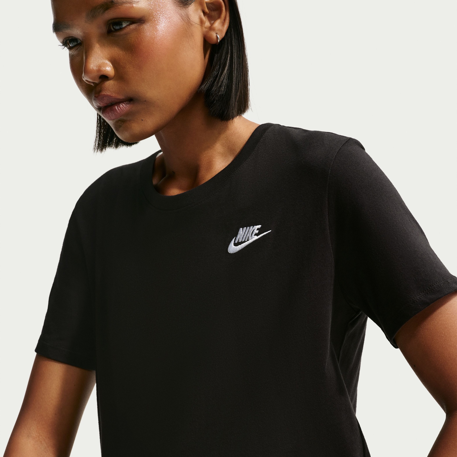 Camiseta Nike Sportswear Club Essentials Feminina - Foto 3
