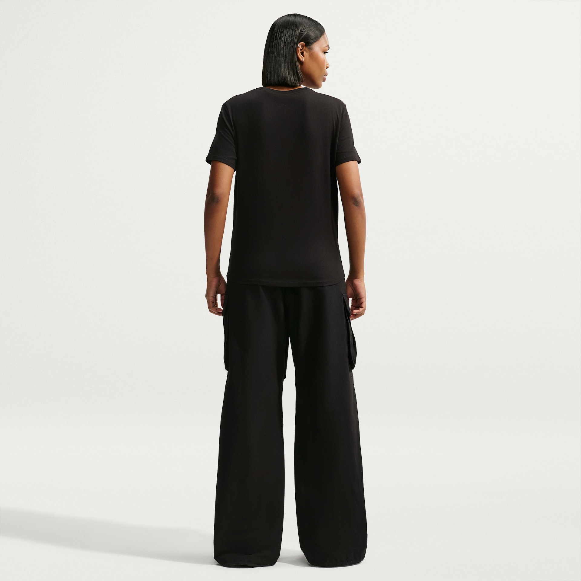 Camiseta Nike Sportswear Club Essentials Feminina - Foto 5