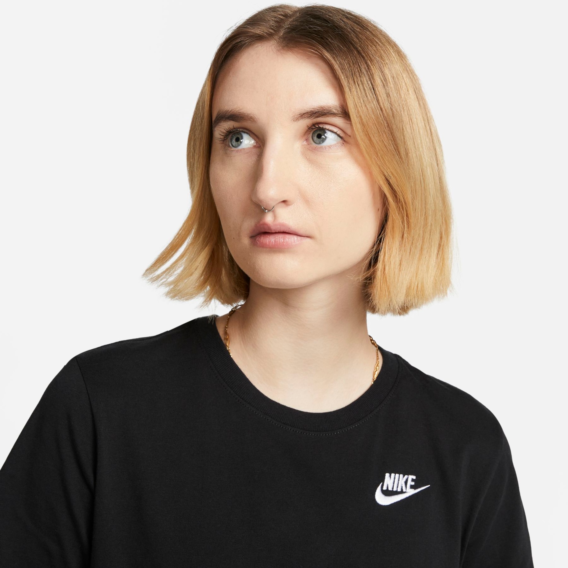 Camiseta Nike Sportswear Club Essentials Feminina - Foto 3