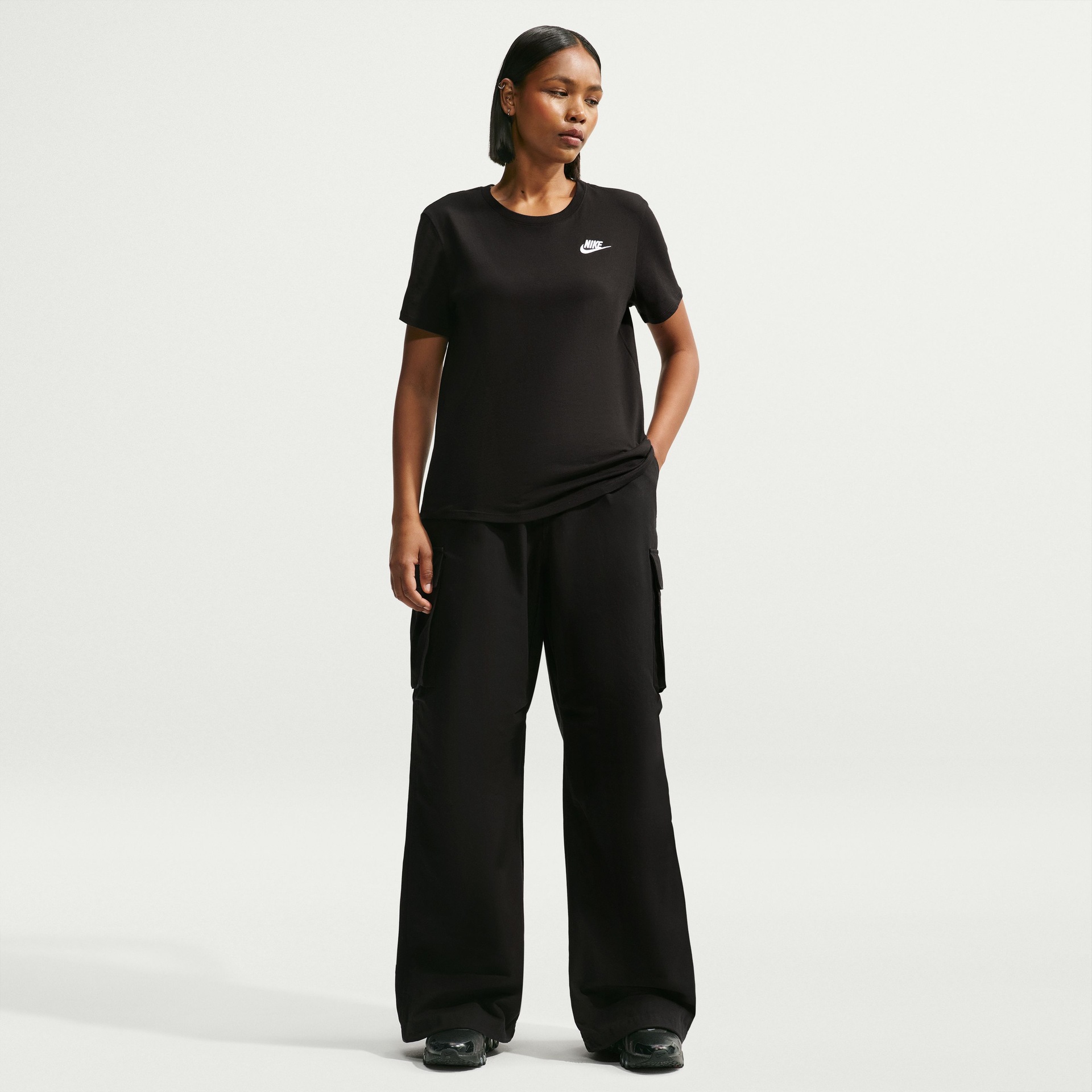 Camiseta Nike Sportswear Club Essentials Feminina - Foto 4