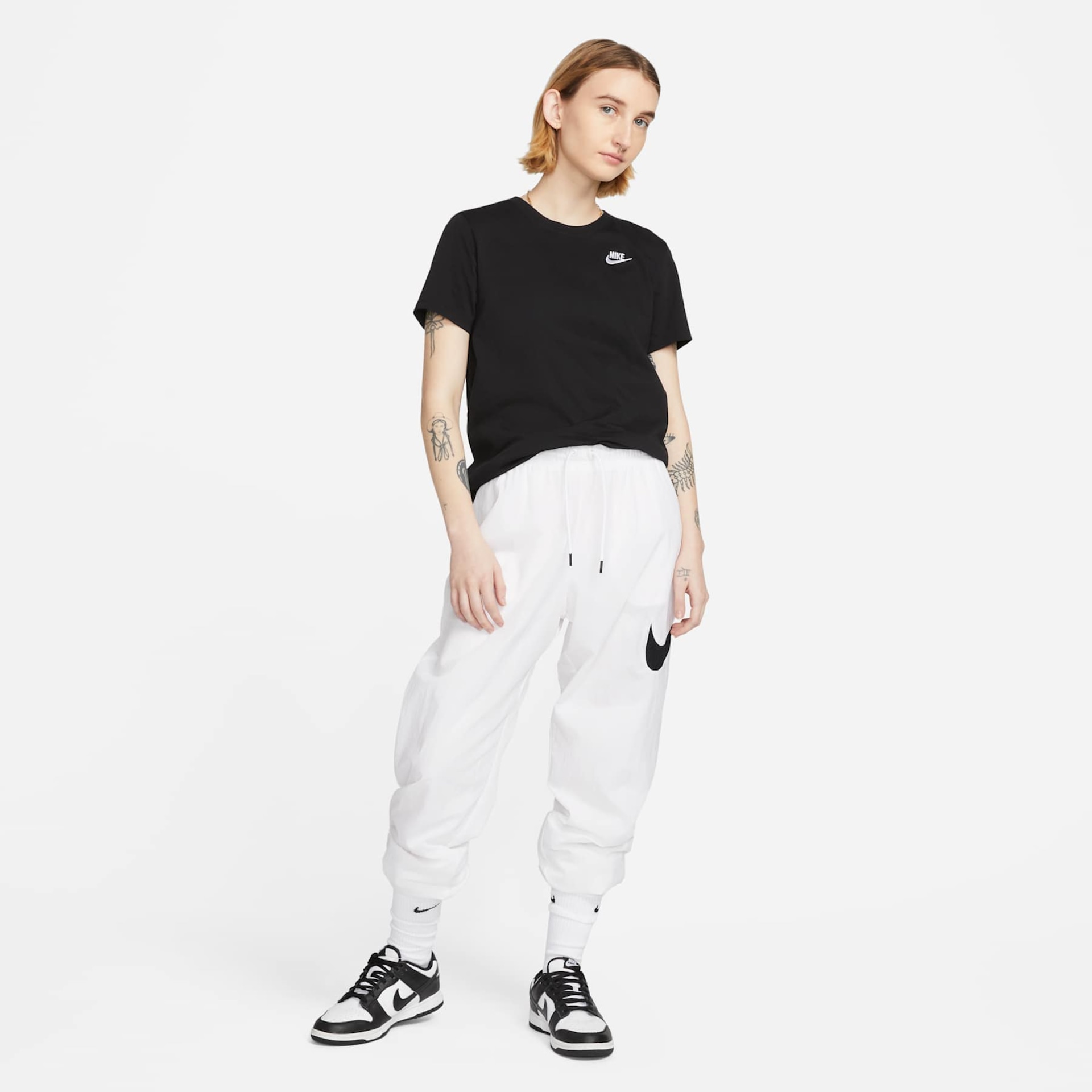 Camiseta Nike Sportswear Club Essentials Feminina - Foto 4