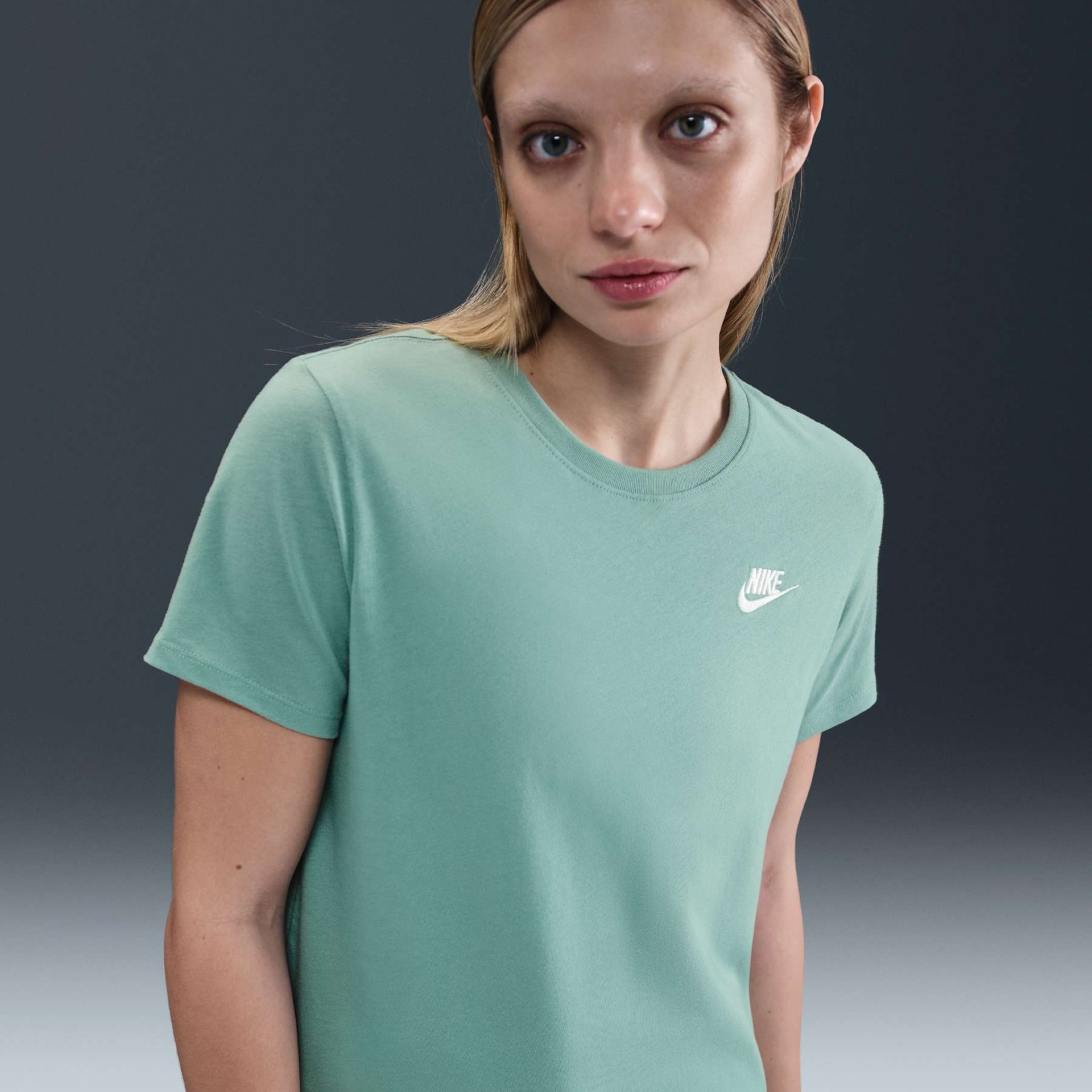 Camiseta Nike Sportswear Club Essentials Feminina - Foto 1