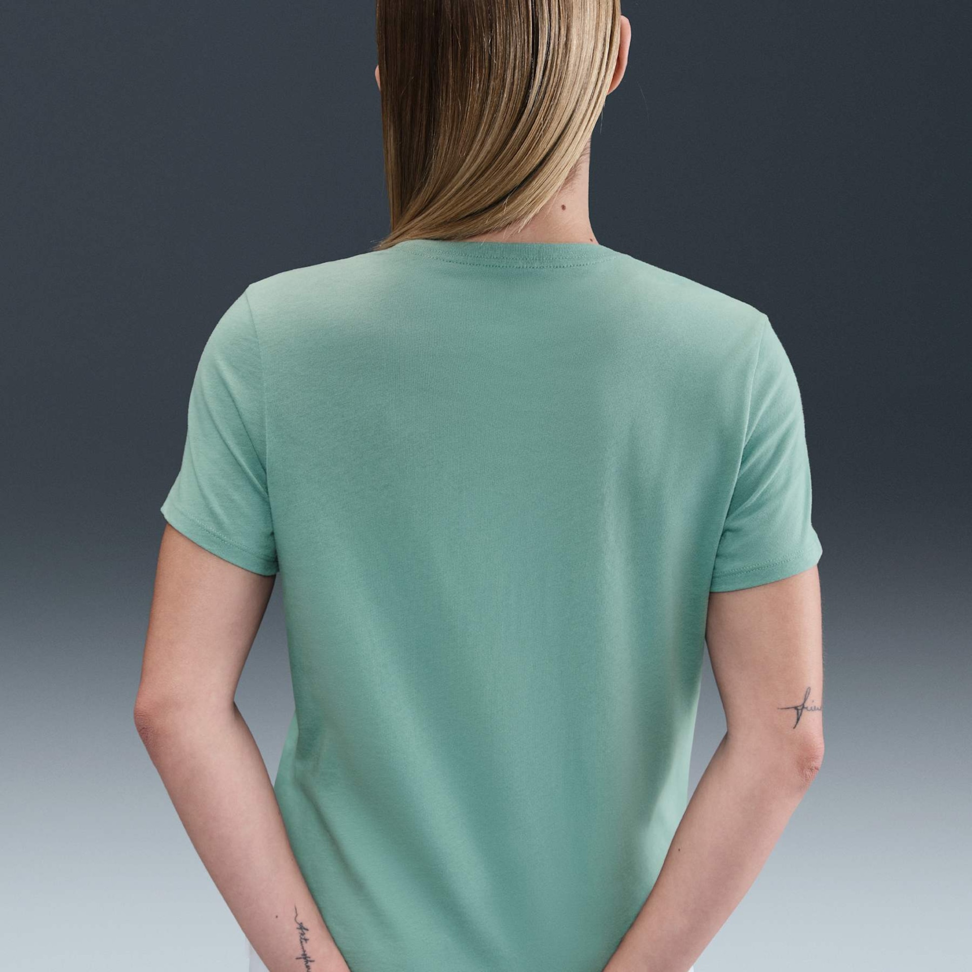 Camiseta Nike Sportswear Club Essentials Feminina - Foto 2