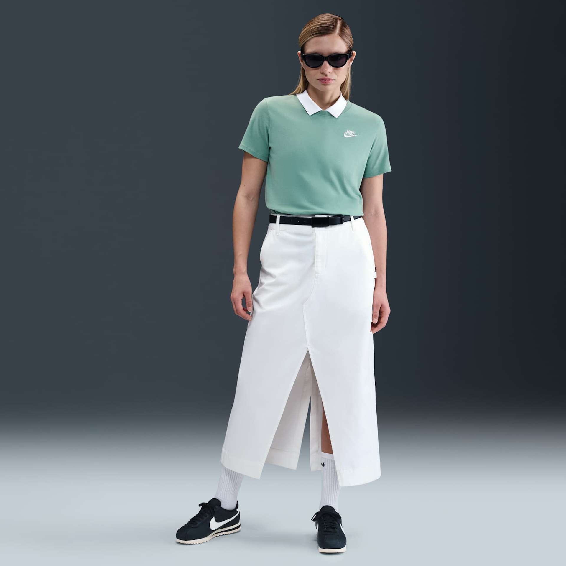 Camiseta Nike Sportswear Club Essentials Feminina - Foto 4