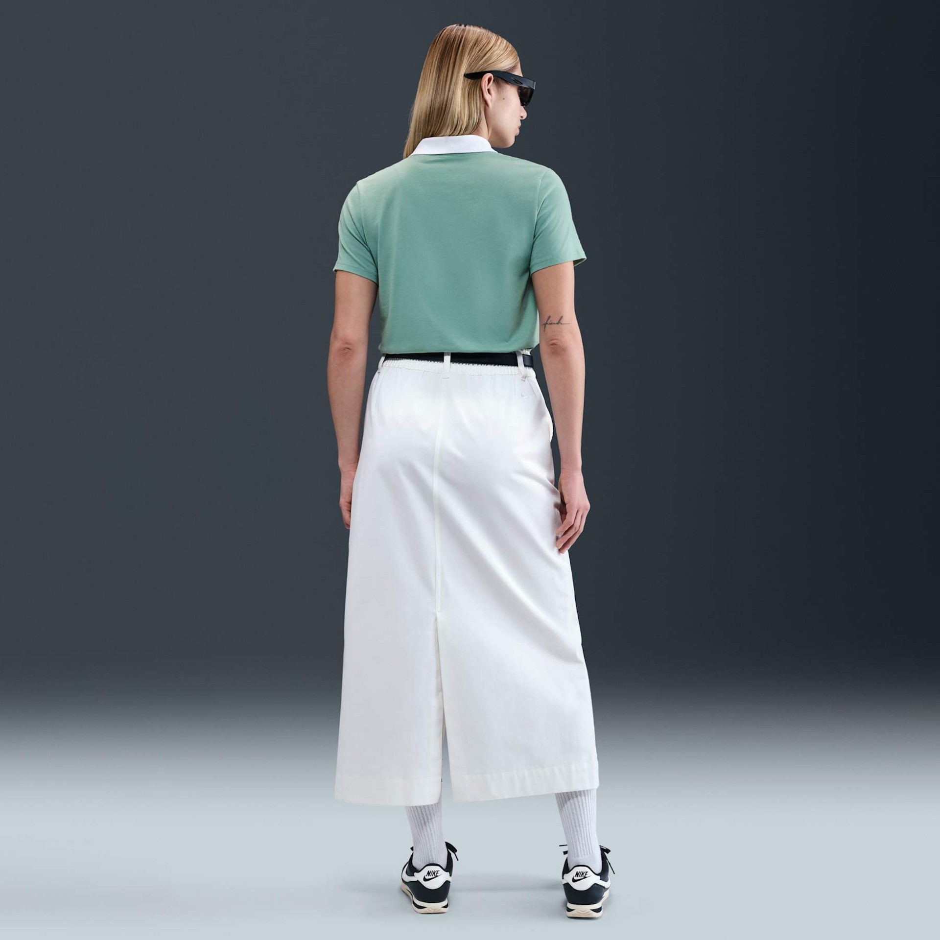 Camiseta Nike Sportswear Club Essentials Feminina - Foto 5