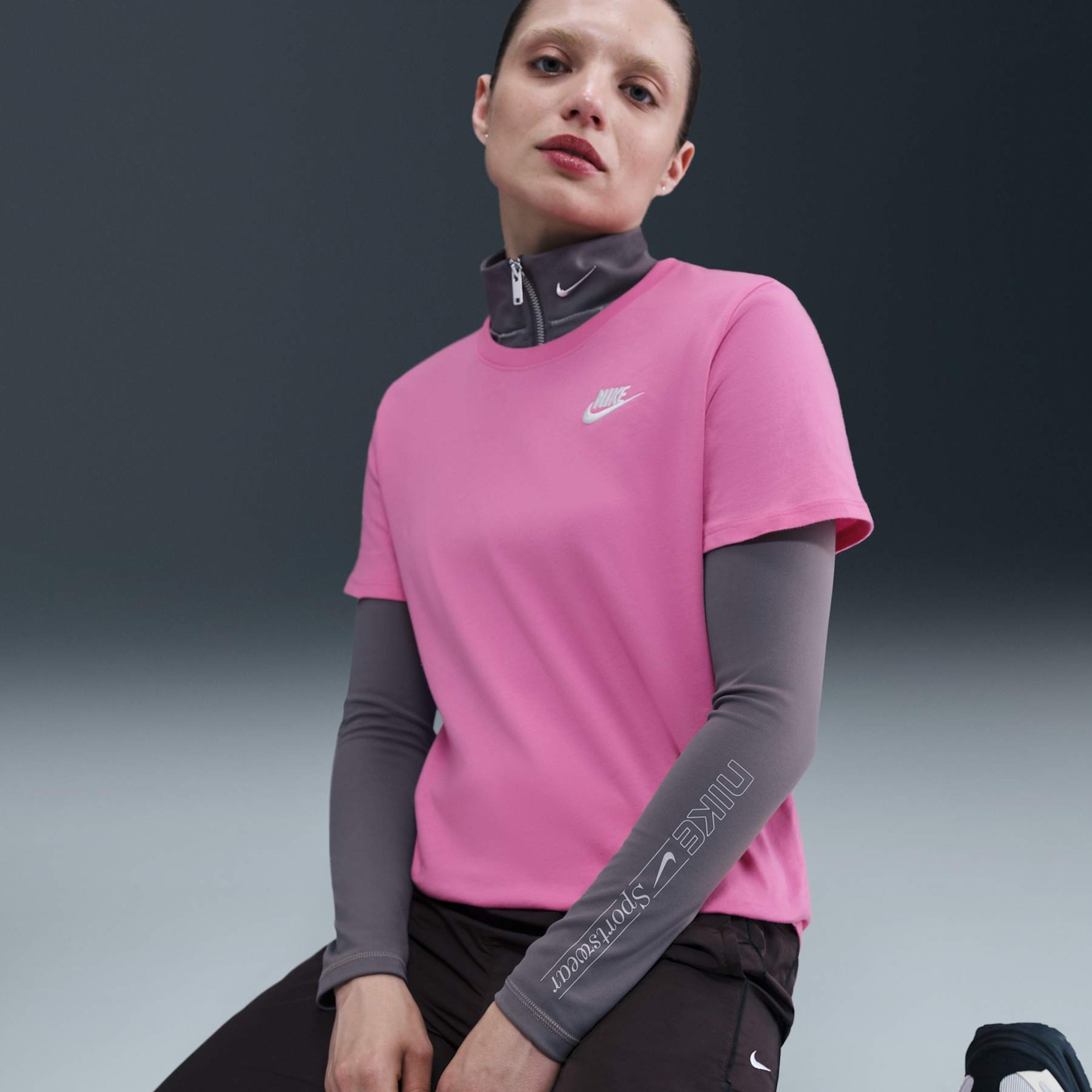 Camiseta Nike Sportswear Club Essentials Feminina - Foto 3