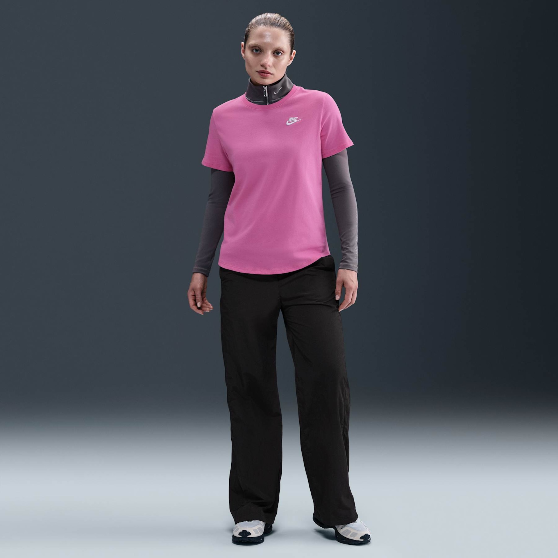 Camiseta Nike Sportswear Club Essentials Feminina - Foto 4
