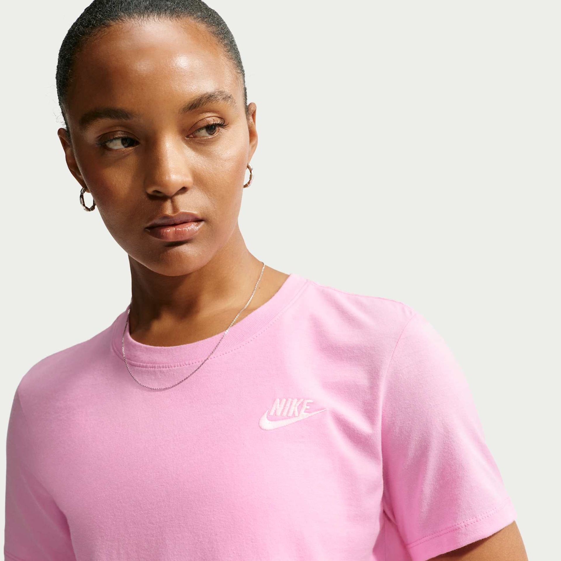 Imagem principal de Camiseta Nike Sportswear Club Essentials Feminina