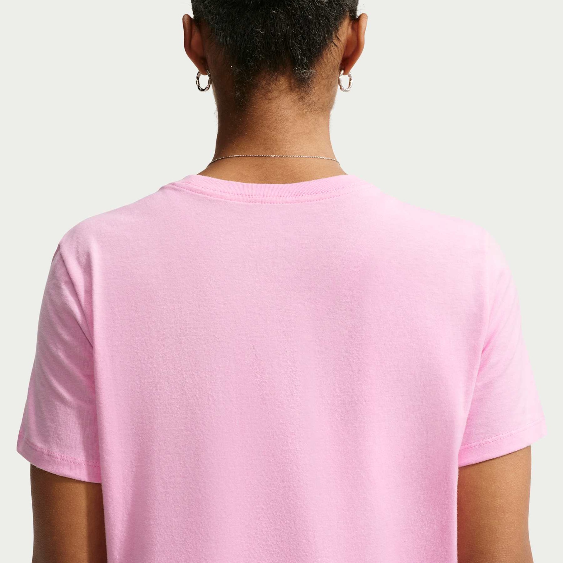 Camiseta Nike Sportswear Club Essentials Feminina - Foto 2