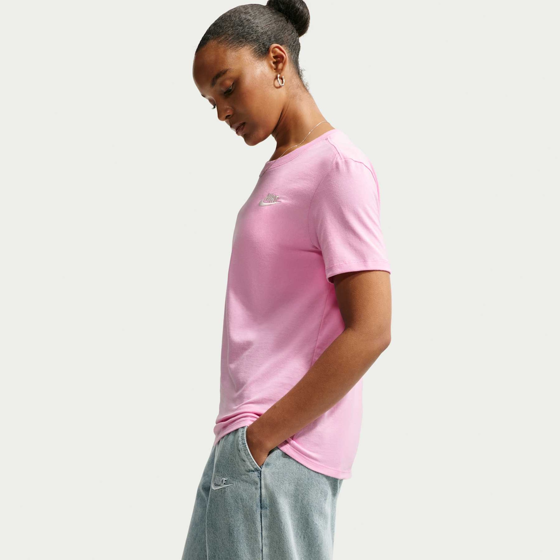 Camiseta Nike Sportswear Club Essentials Feminina - Foto 3