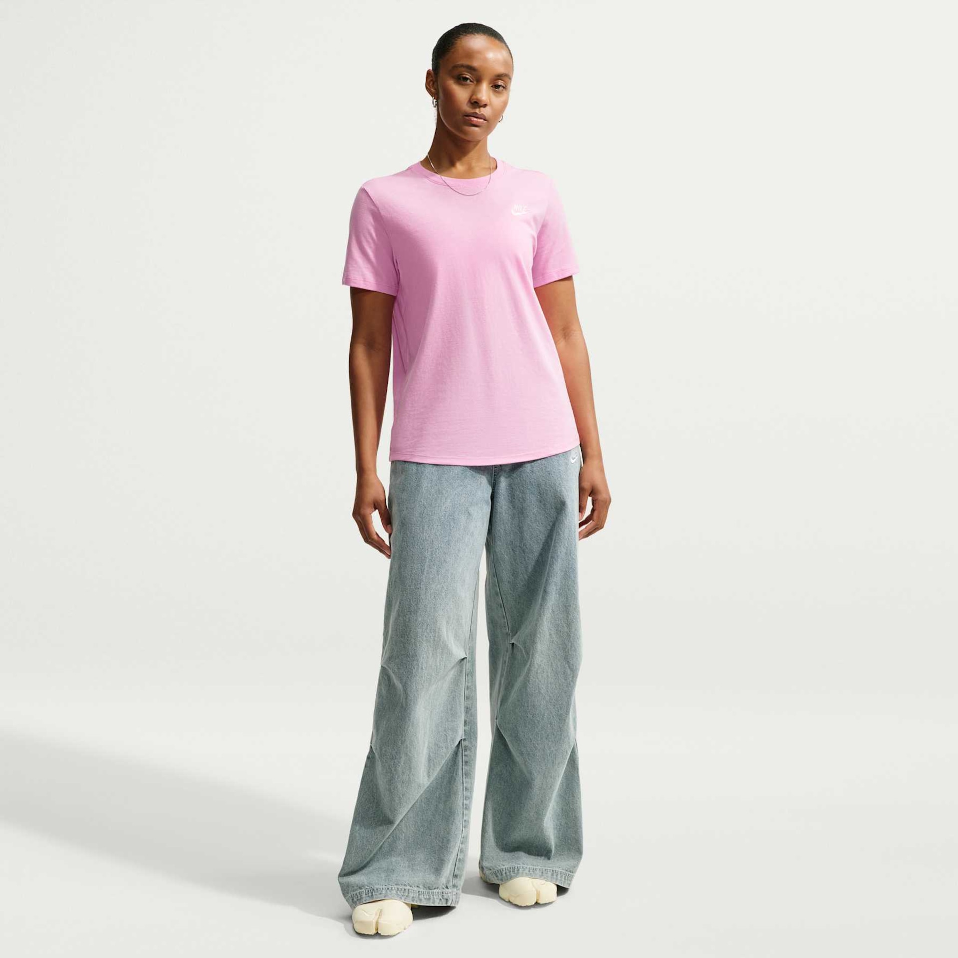 Camiseta Nike Sportswear Club Essentials Feminina - Foto 4