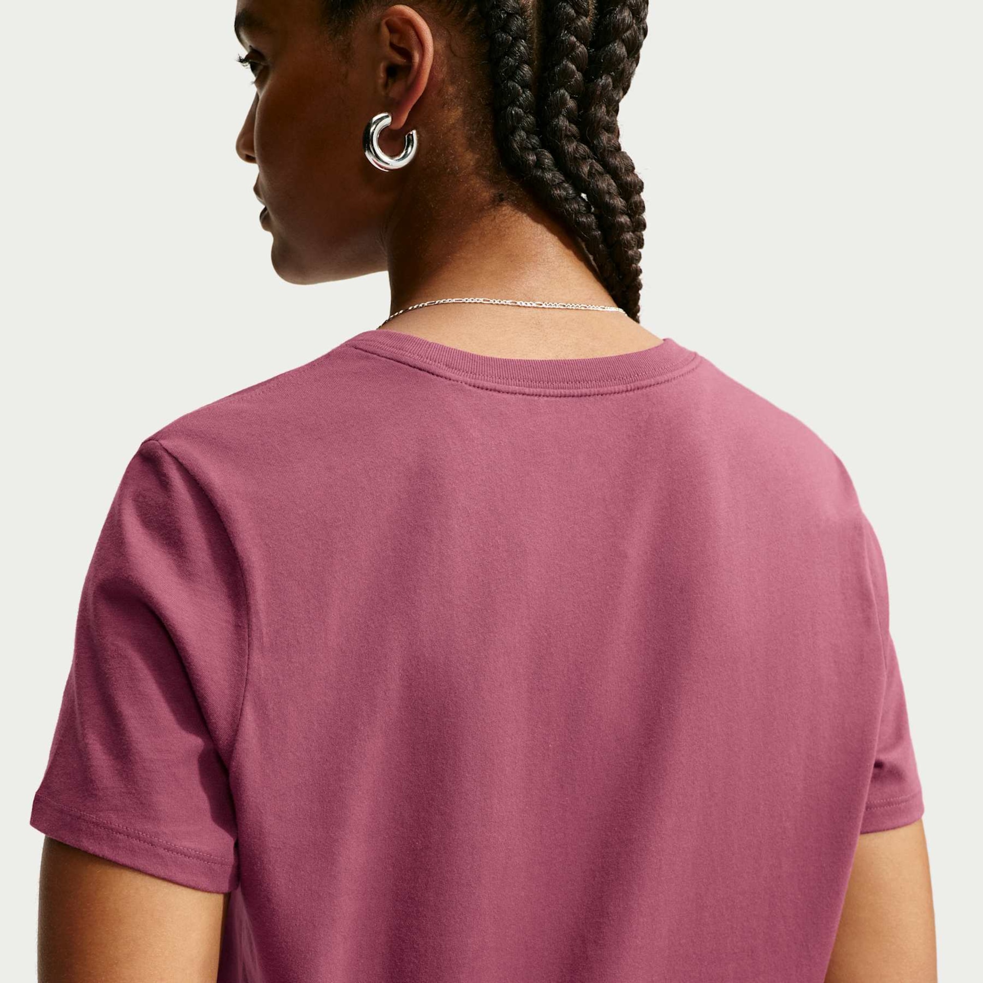 Camiseta Nike Sportswear Club Essentials Feminina - Foto 2