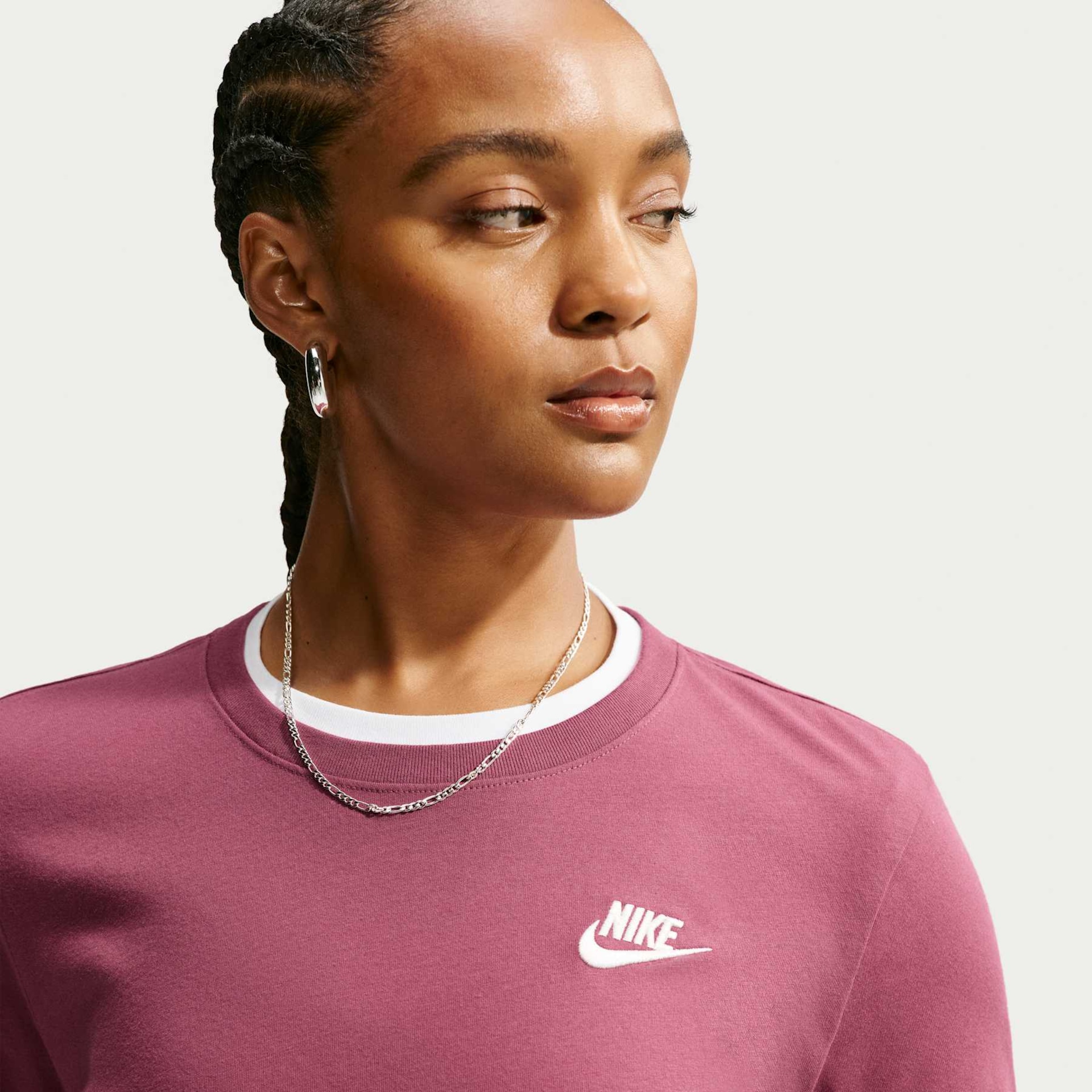 Camiseta Nike Sportswear Club Essentials Feminina - Foto 3