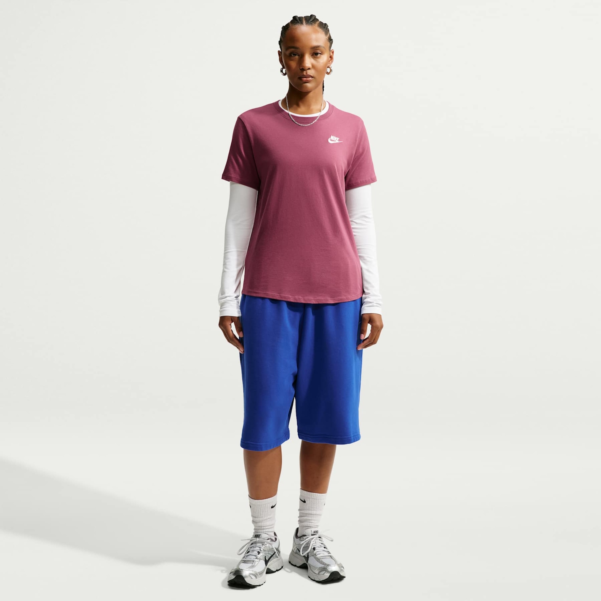 Camiseta Nike Sportswear Club Essentials Feminina - Foto 4