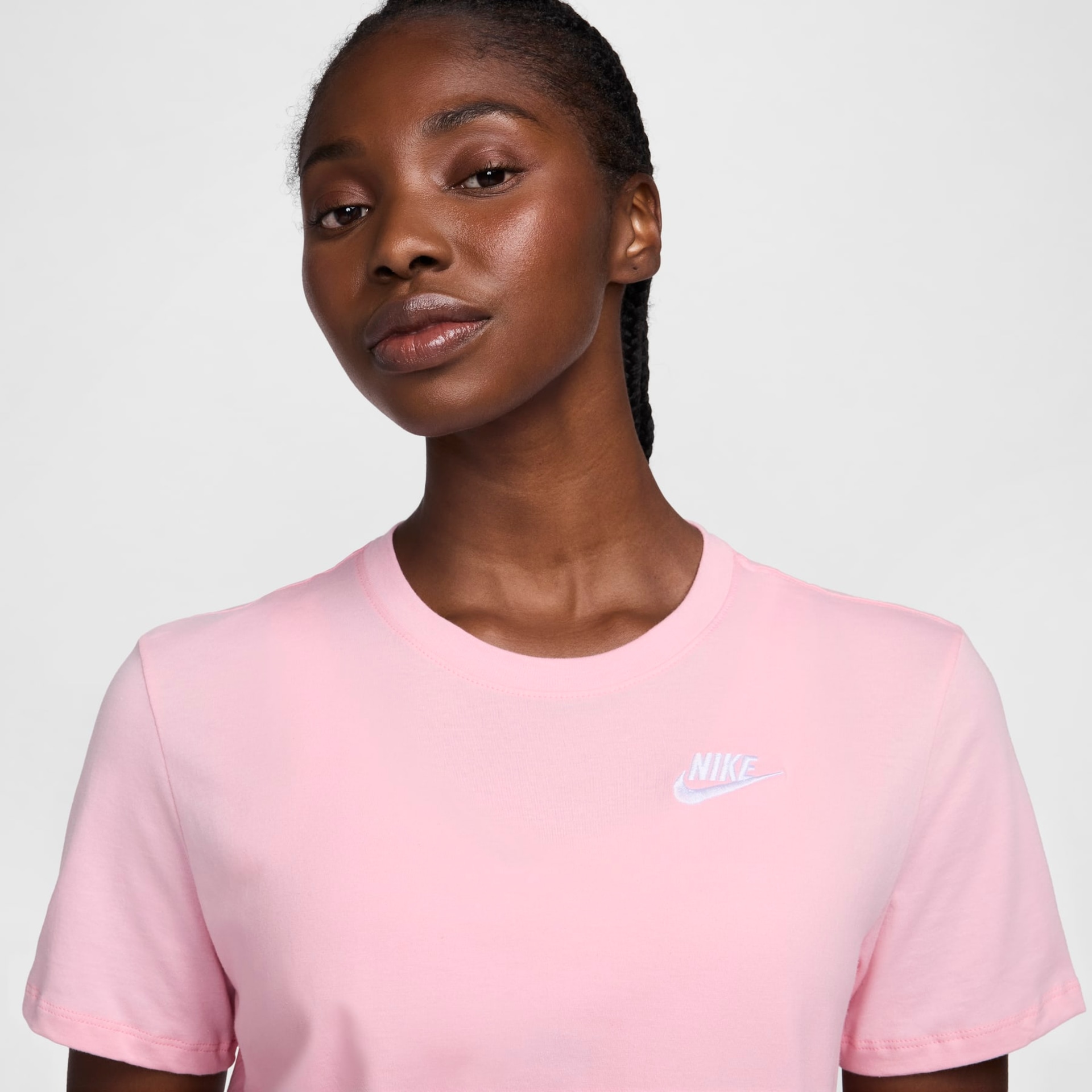 Camiseta Nike Sportswear Club Essentials Feminina - Foto 2