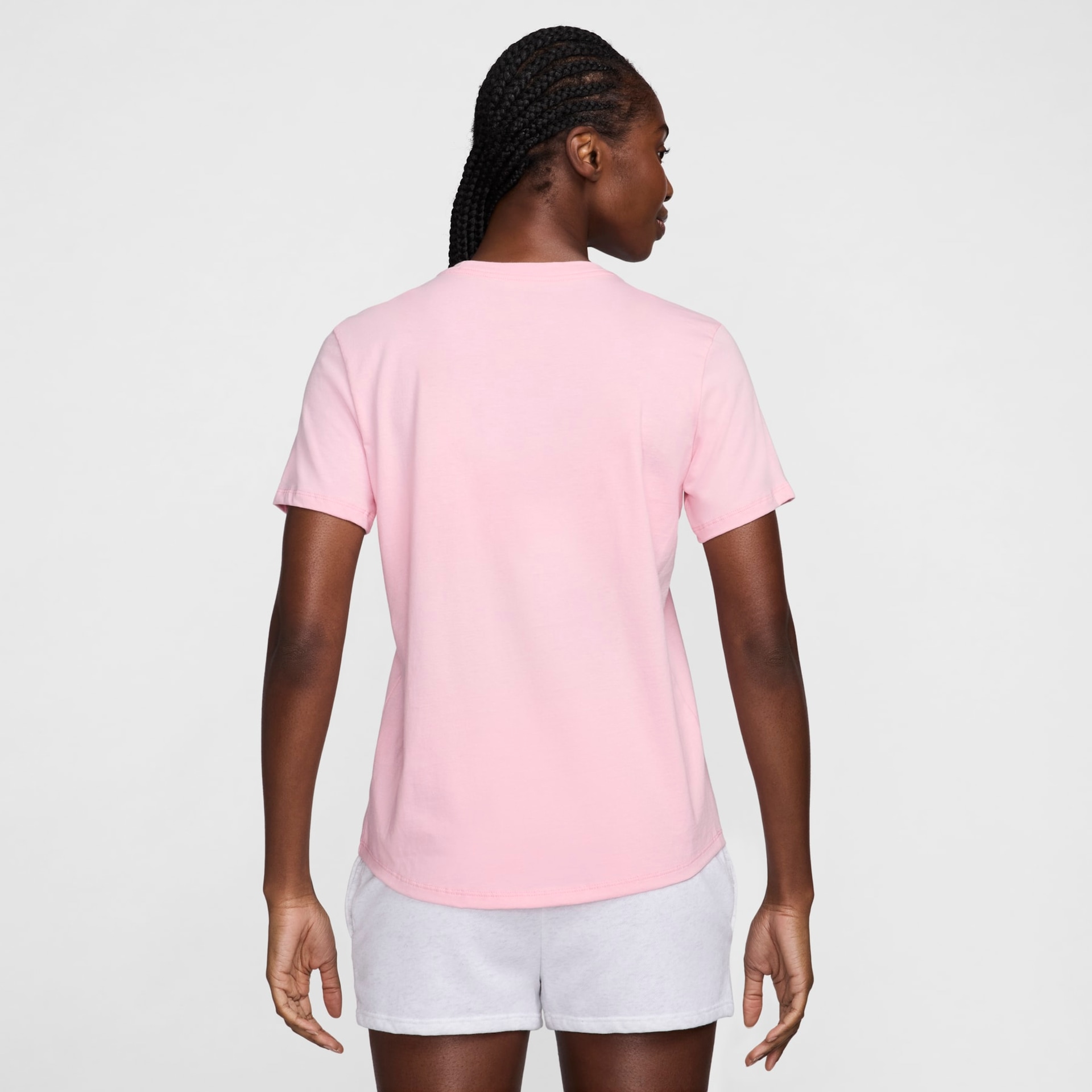 Camiseta Nike Sportswear Club Essentials Feminina - Foto 6