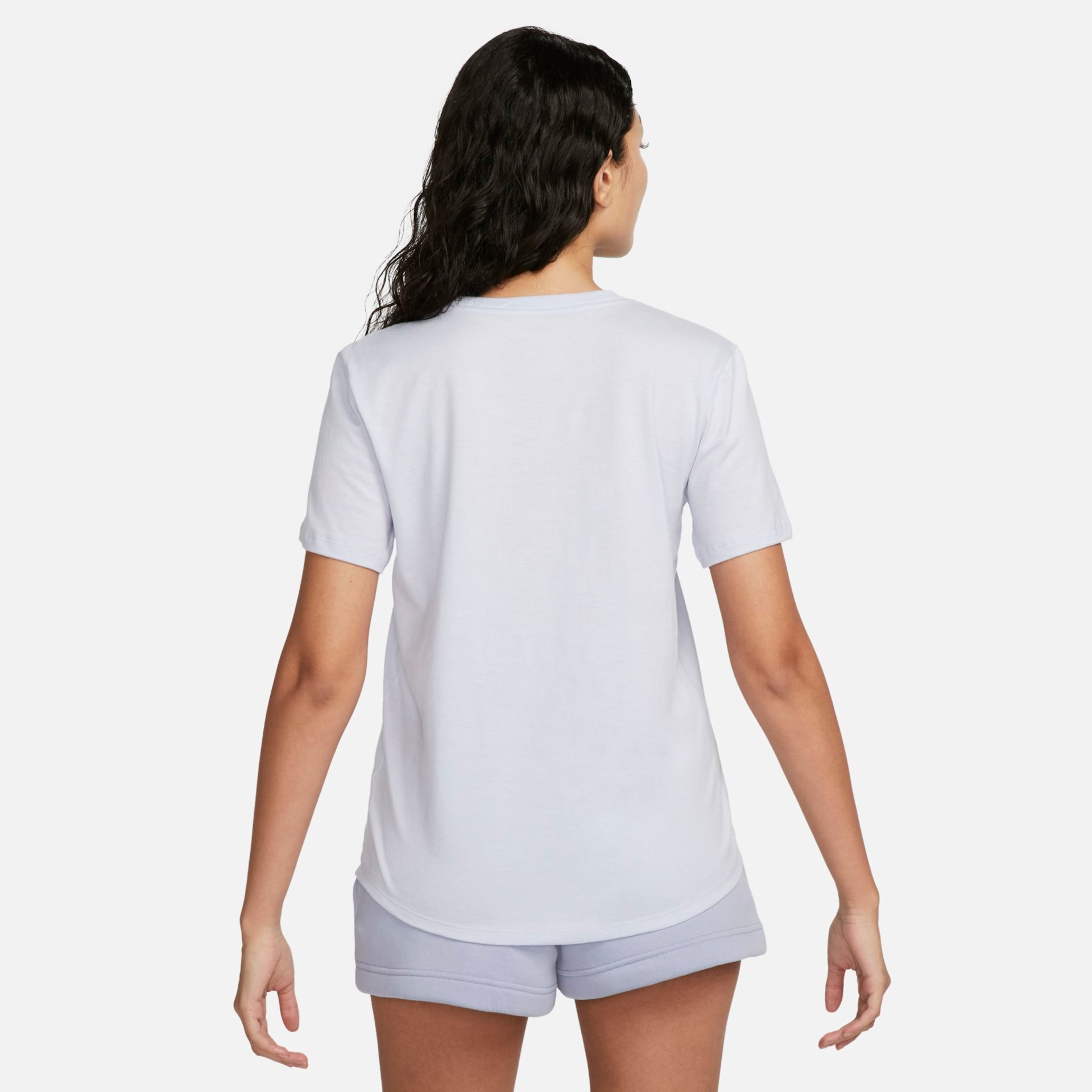 Camiseta Nike Sportswear Club Essentials Feminina - Foto 2