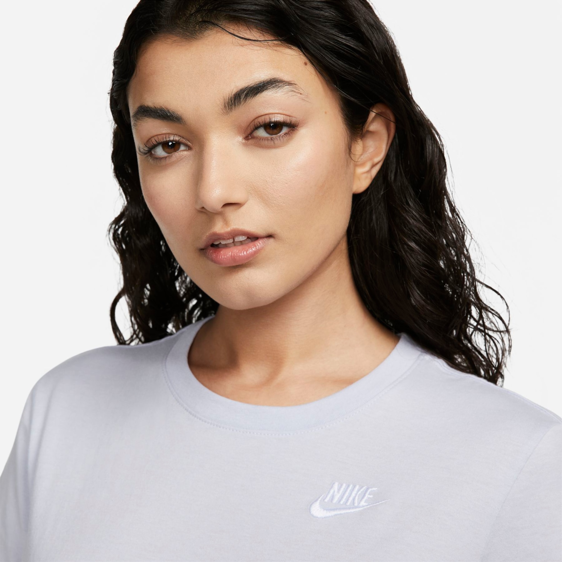 Camiseta Nike Sportswear Club Essentials Feminina - Foto 3