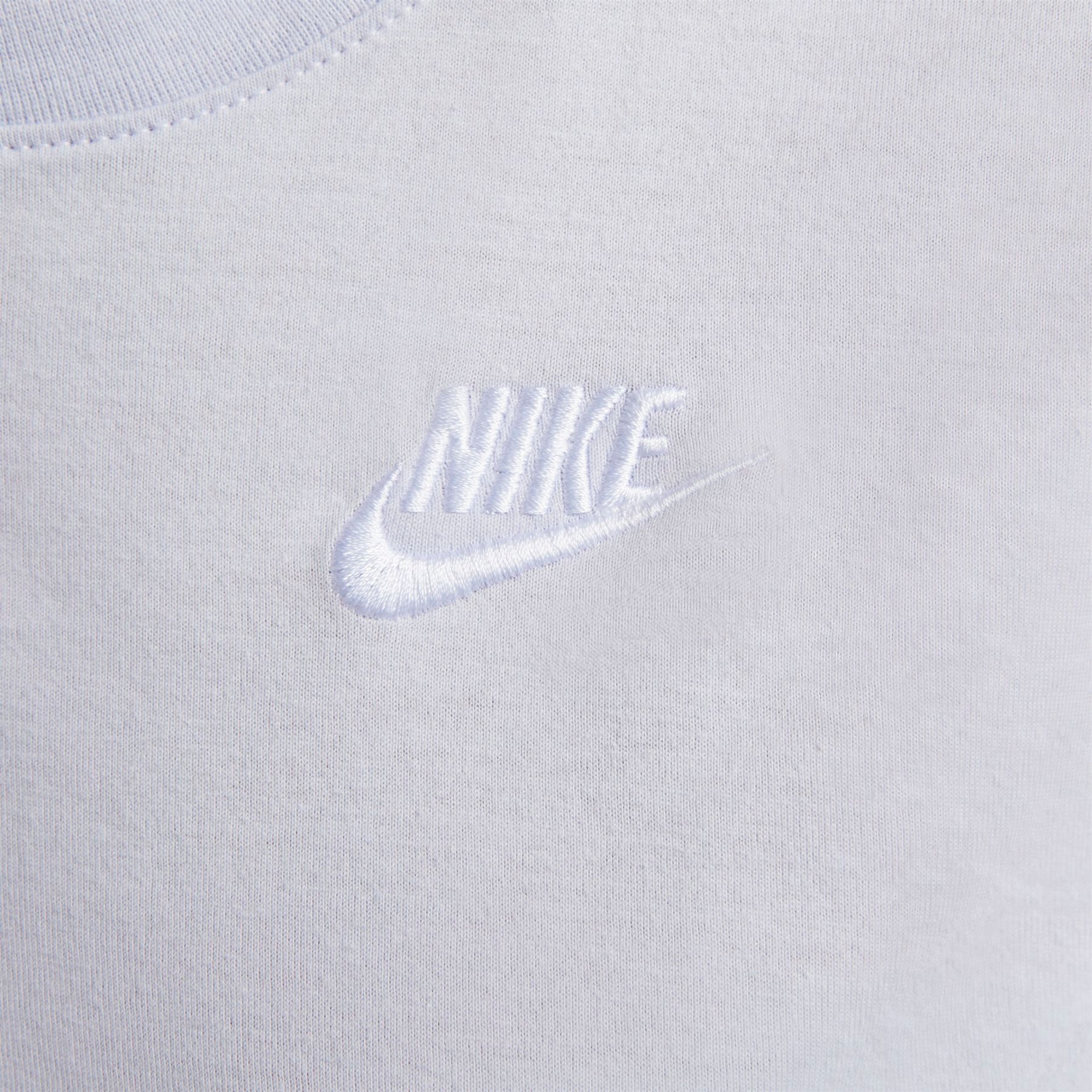 Camiseta Nike Sportswear Club Essentials Feminina - Foto 4