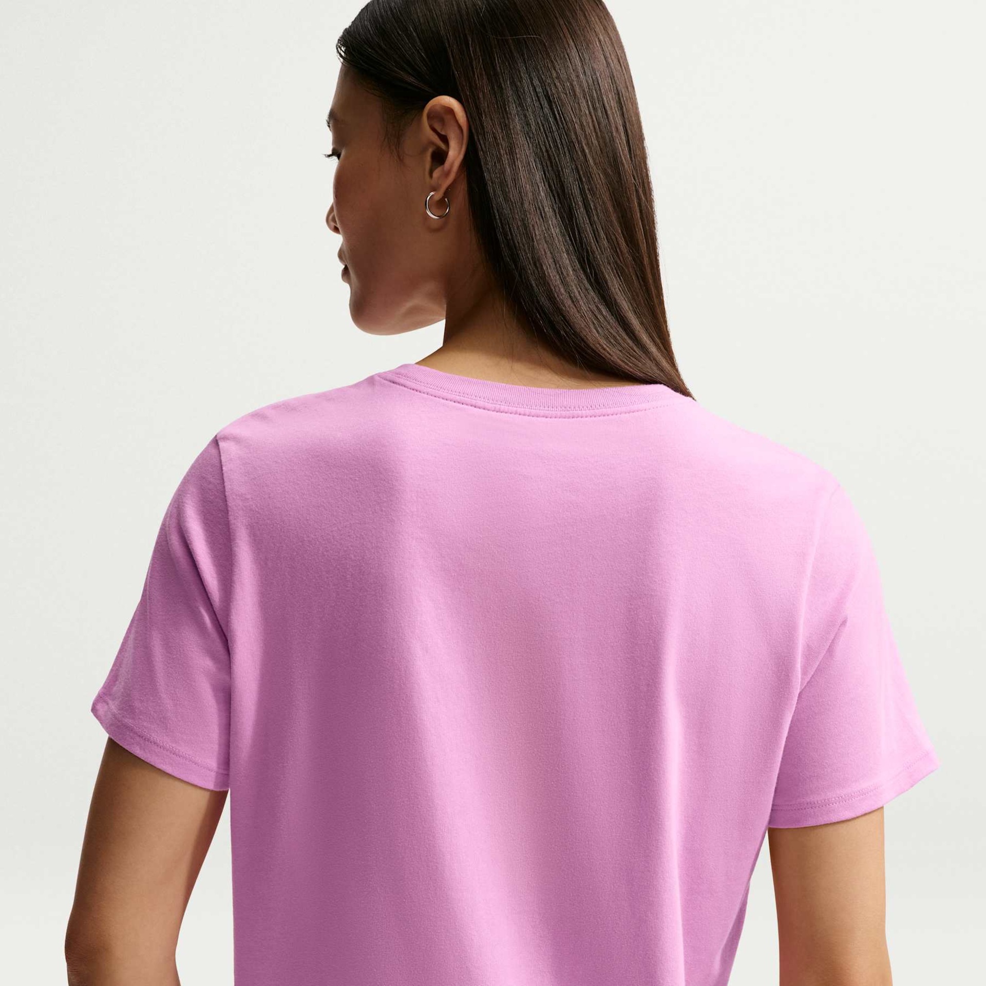 Camiseta Nike Sportswear Club Essentials Feminina - Foto 2