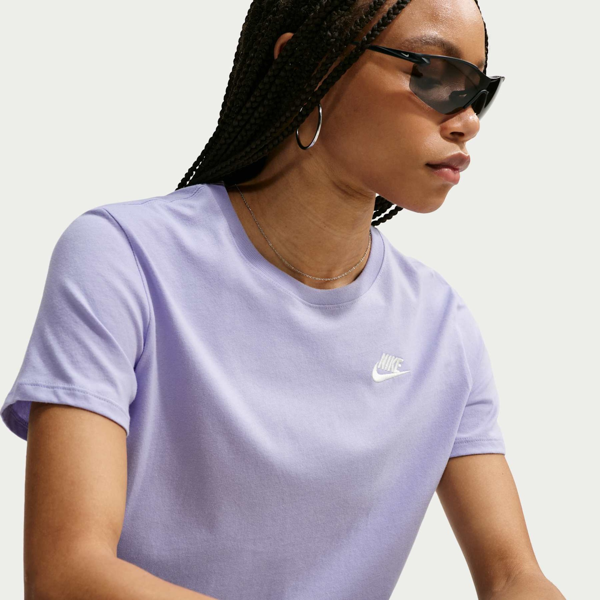 Camiseta Nike Sportswear Club Essentials Feminina - Foto 1