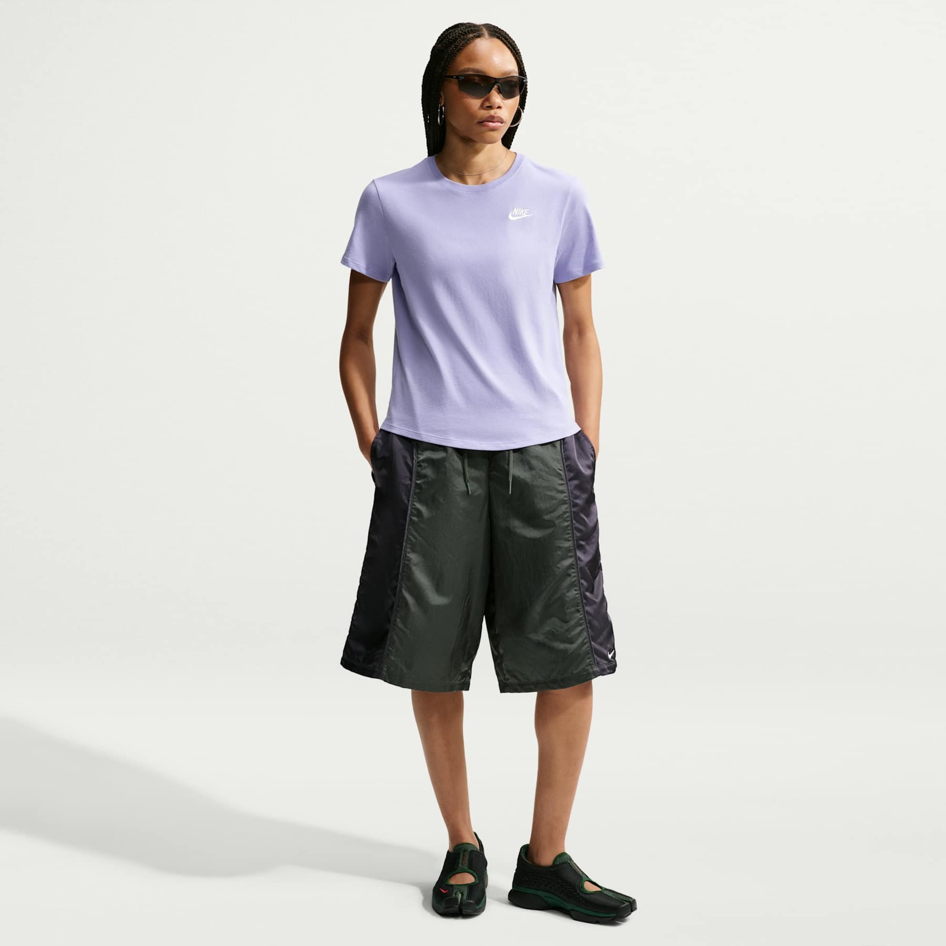 Camiseta Nike Sportswear Club Essentials Feminina - Foto 4