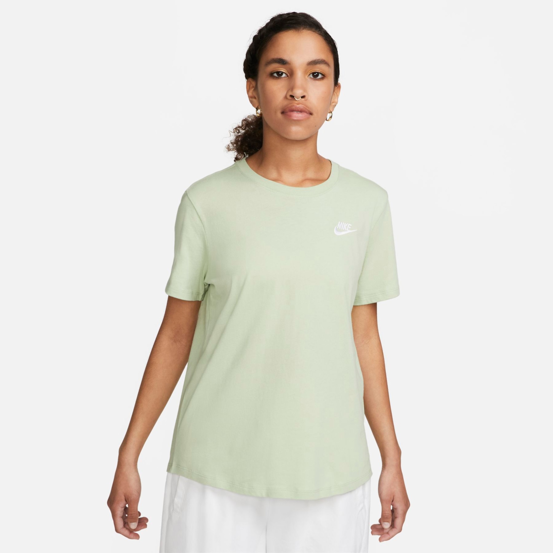 Imagem principal de Camiseta Nike Sportswear Club Essentials Feminina