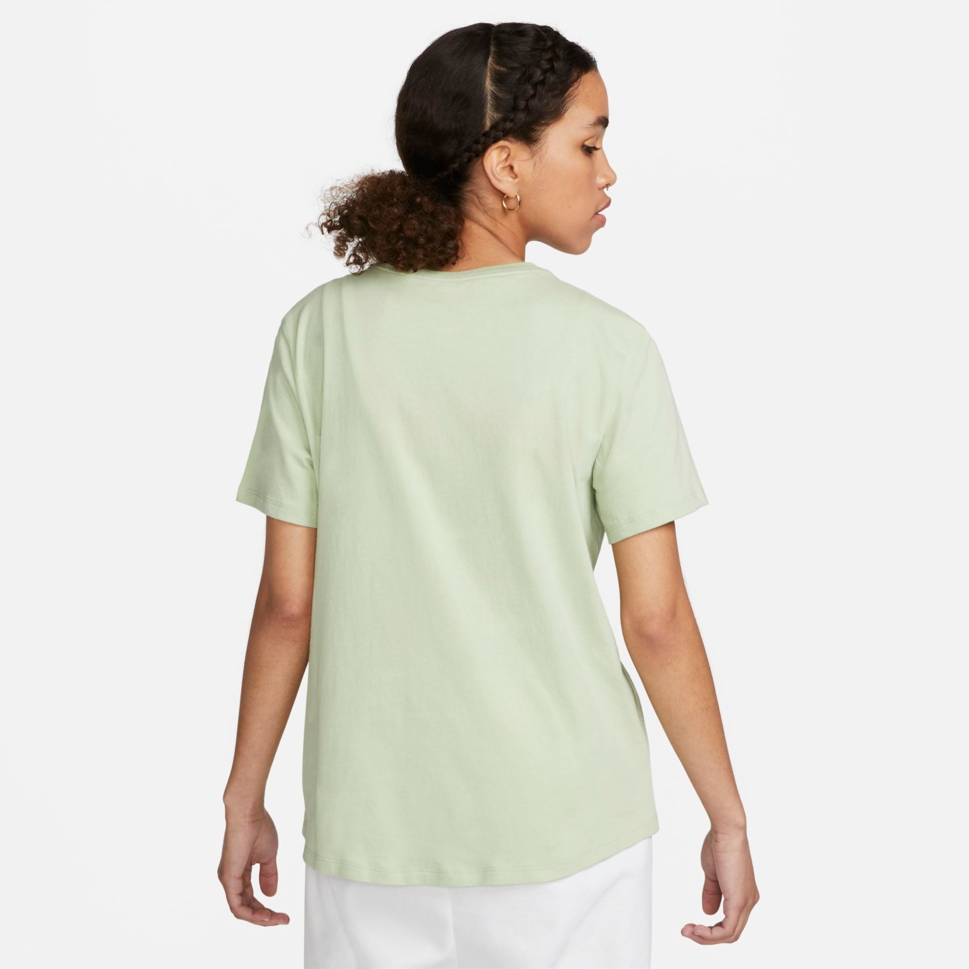 Camiseta Nike Sportswear Club Essentials Feminina - Foto 2