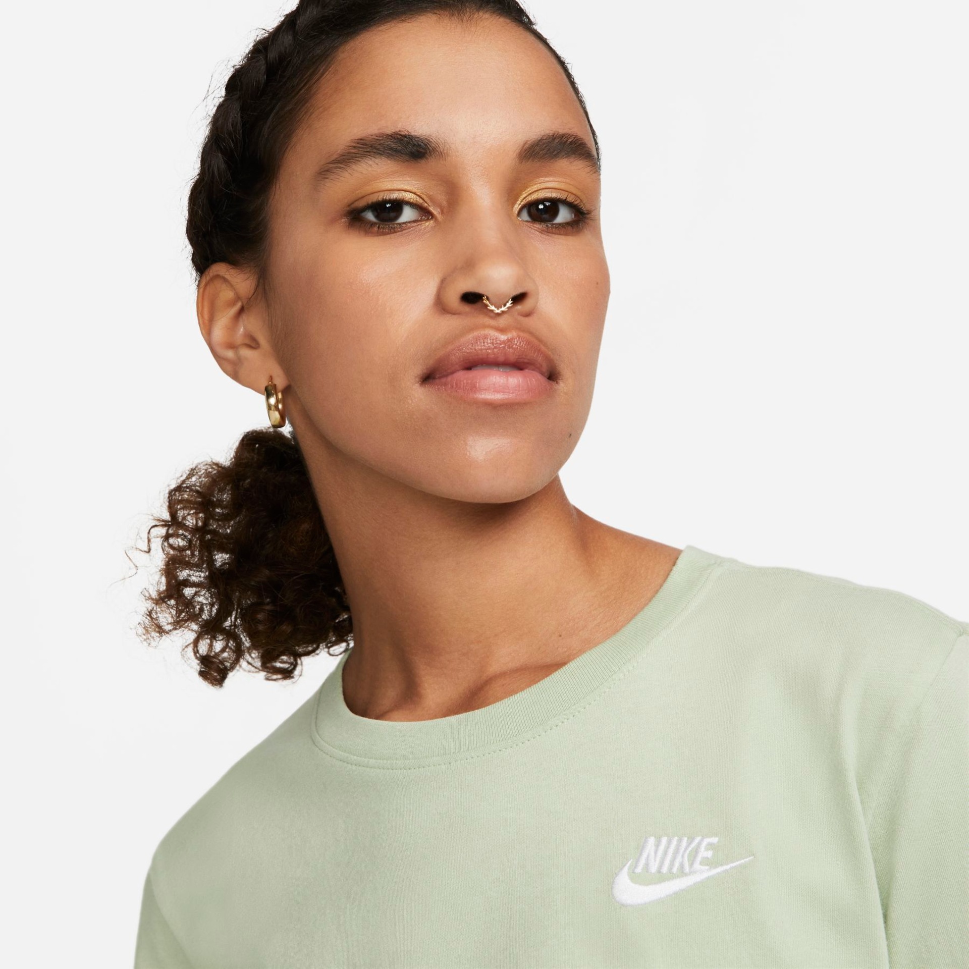 Camiseta Nike Sportswear Club Essentials Feminina - Foto 3