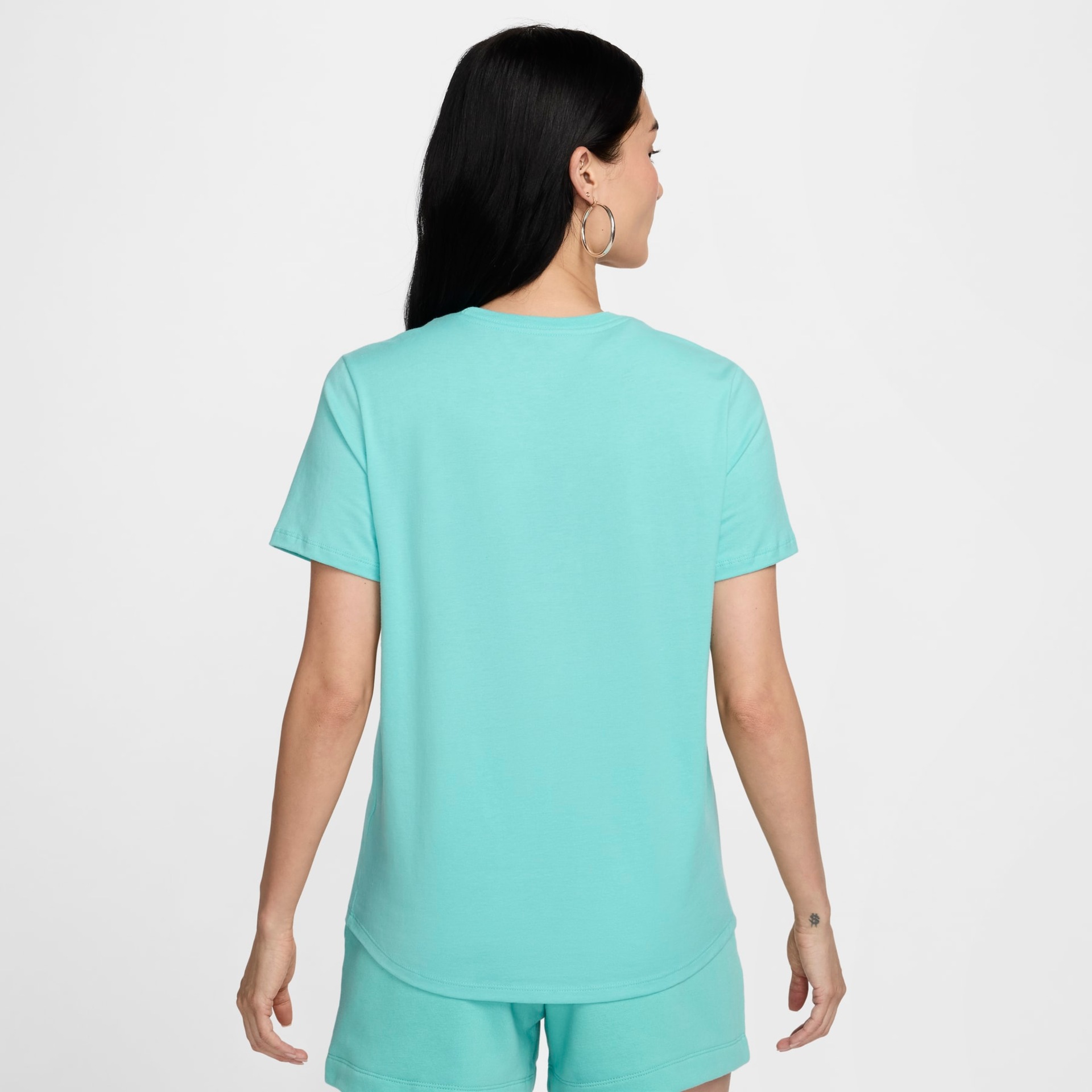 Camiseta Nike Sportswear Club Essentials Feminina - Foto 2
