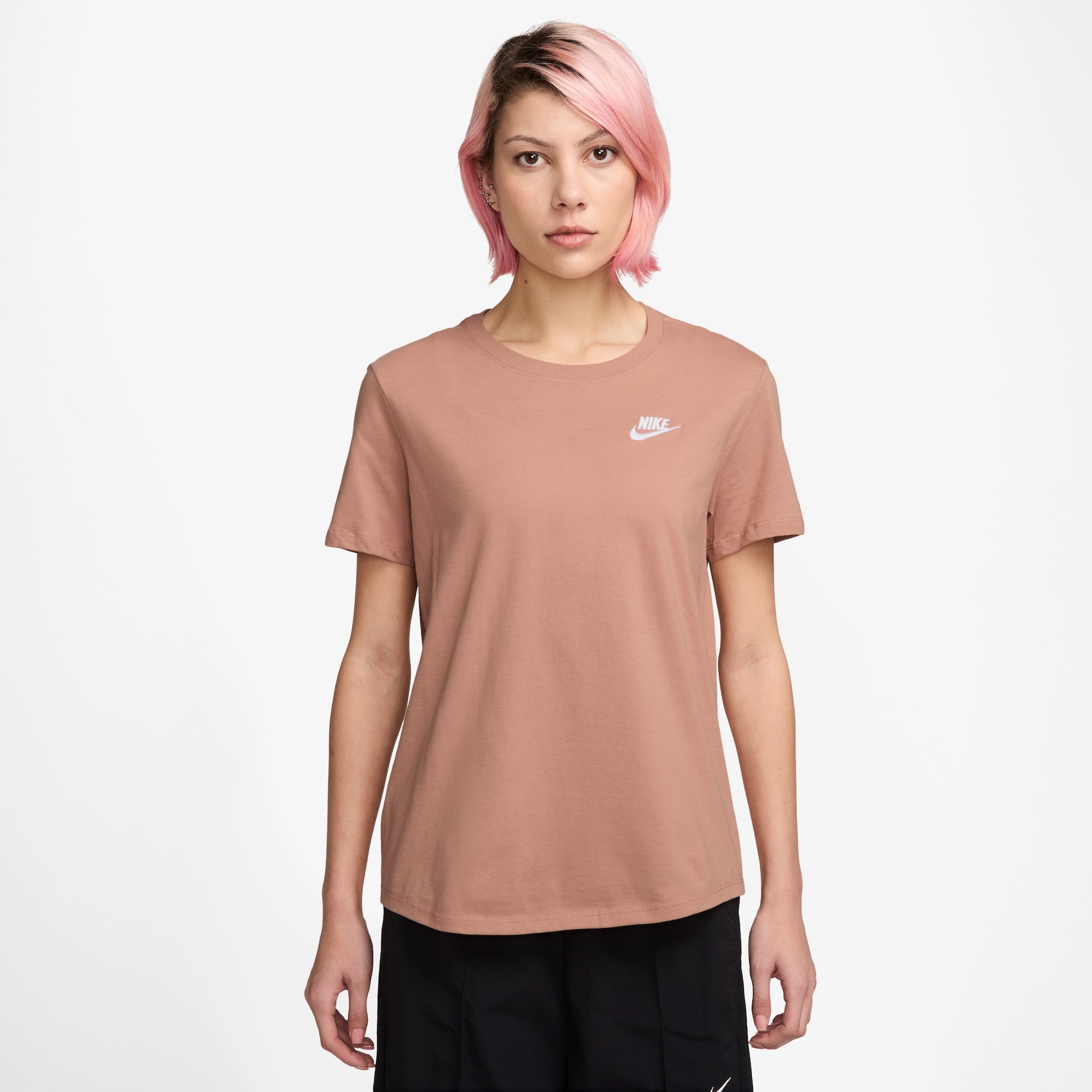 Imagem principal de Camiseta Nike Sportswear Club Essentials Feminina
