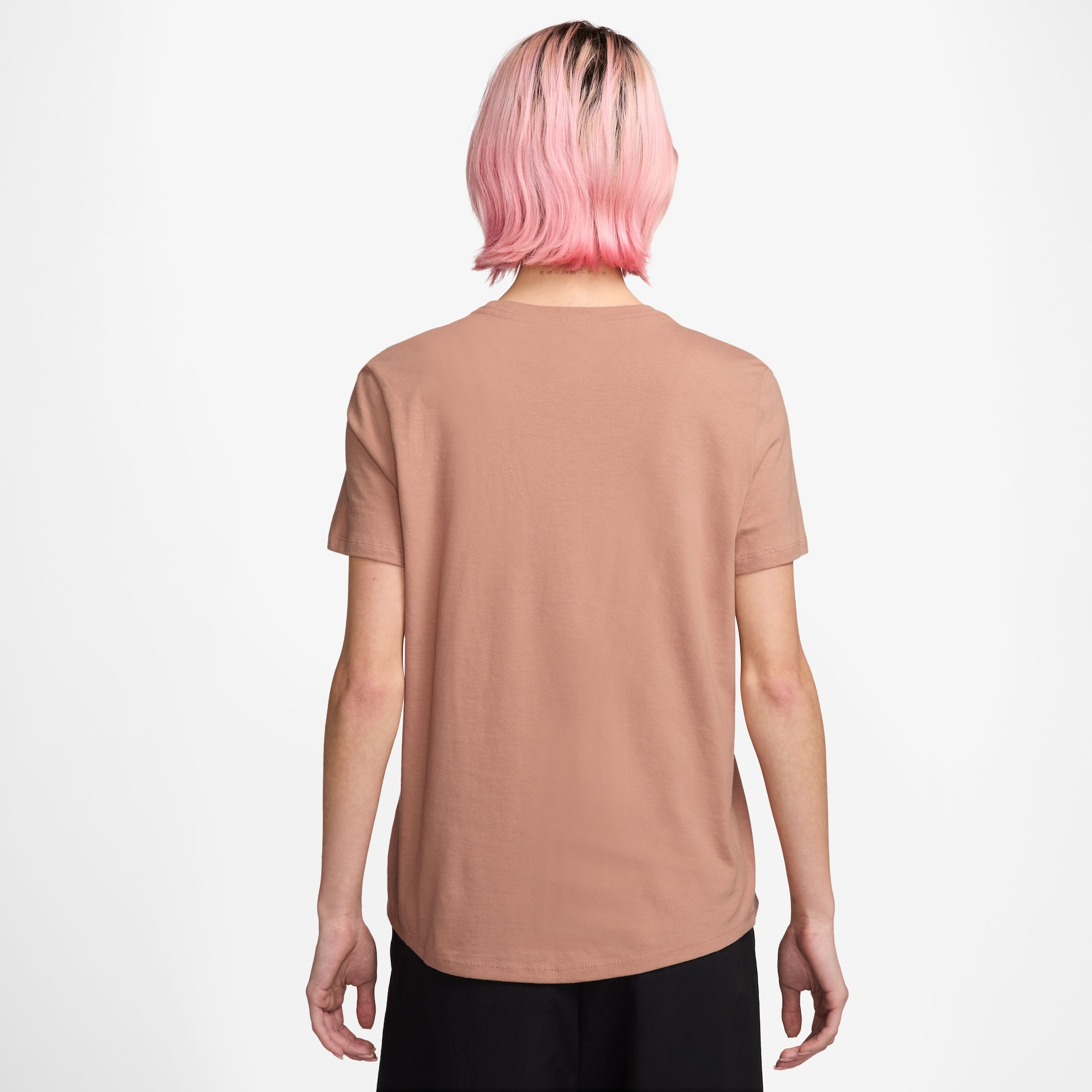 Camiseta Nike Sportswear Club Essentials Feminina - Foto 2